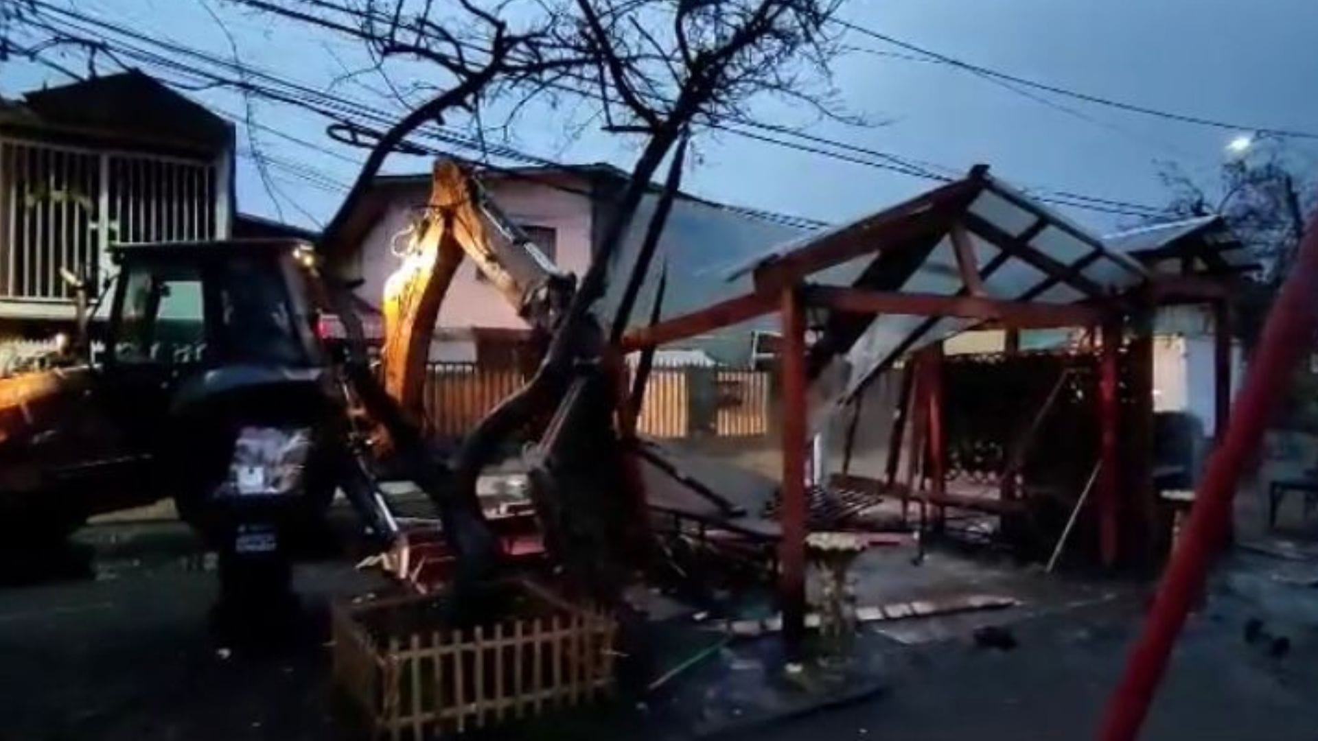 Tenía electricidad, quincho y hacían fiestas cada nueve: Demuelen mausoleo narco en Quilicura