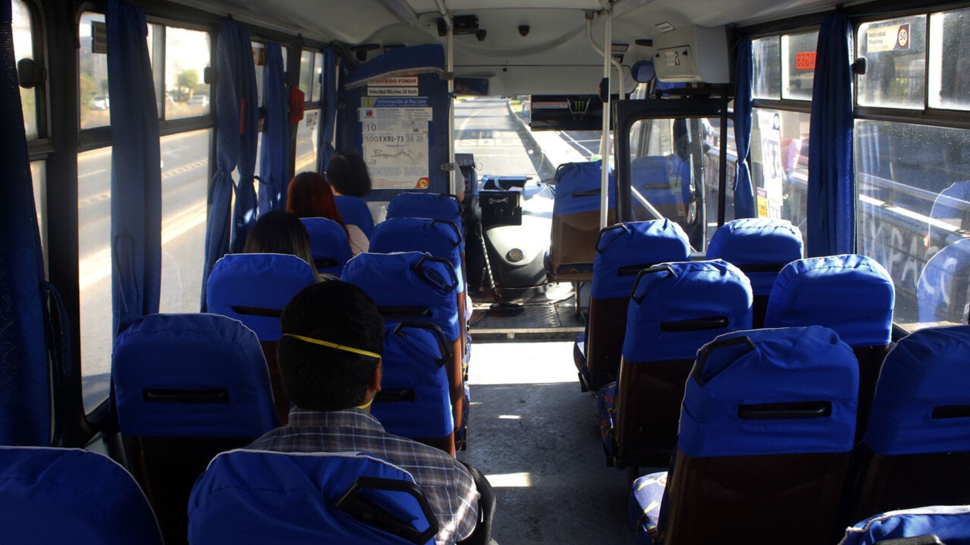 ¿Mascarillas en las micros?: Minsal evalúa la posibilidad de implementarlo