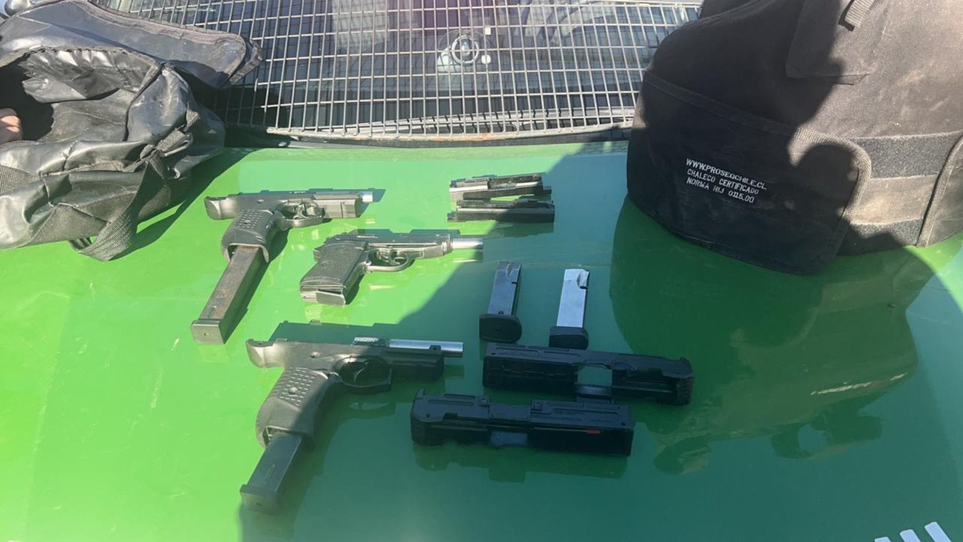 Pertenecerían a banda de “armeros artesanales”: Detienen a pareja que tenía partes de armas y pistolas en mochila en la Región Metropolitana