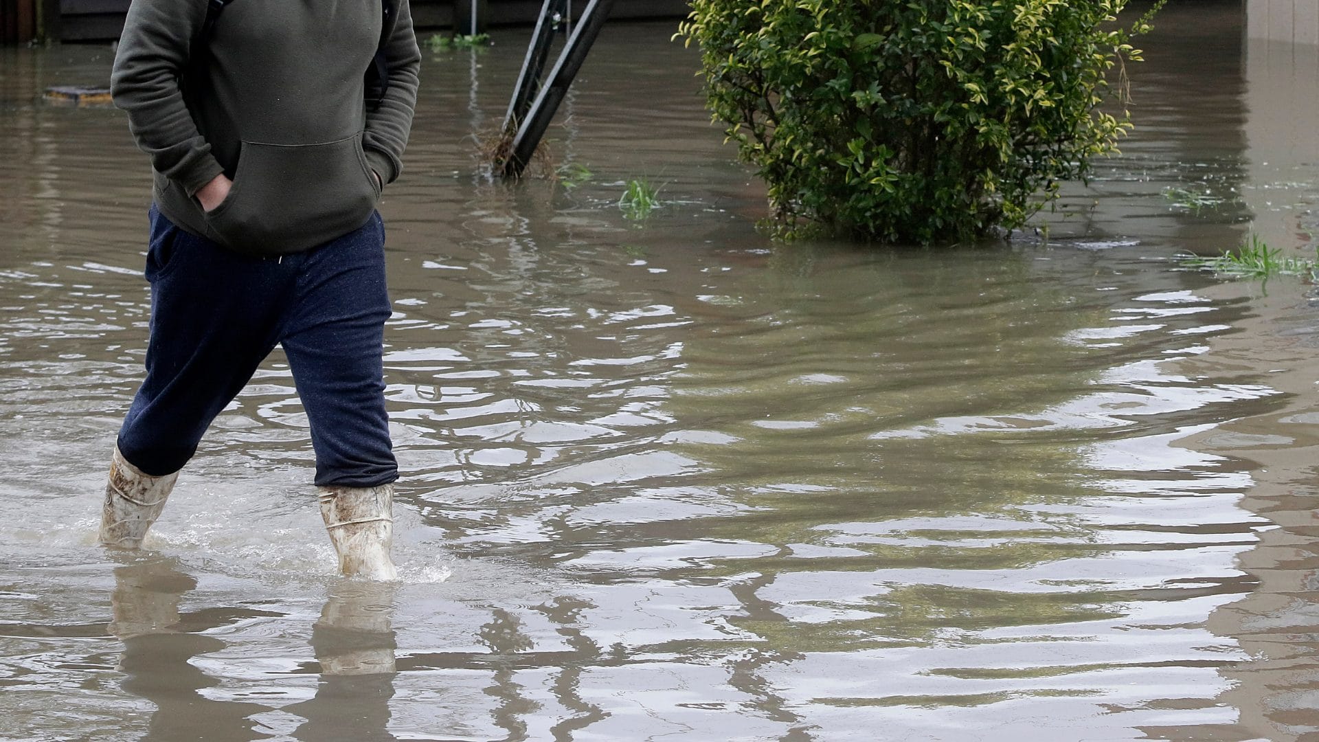 “No hemos tenido respuesta”: Apoderados de escuela de Boca Sur denuncian inundaciones en calle desde 2018