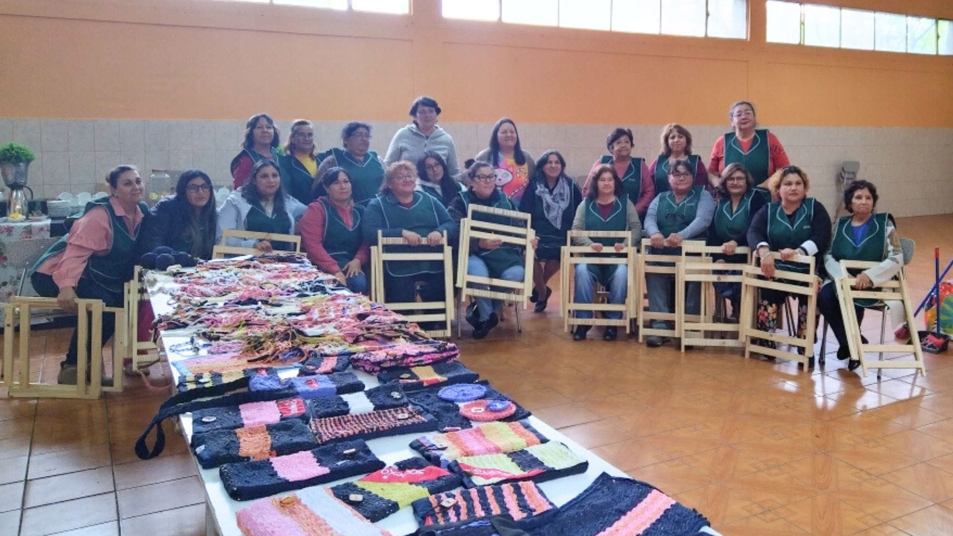 Mujeres de Coronel se lucen con habilidades en talleres de reciclaje textil y construcción sustentable