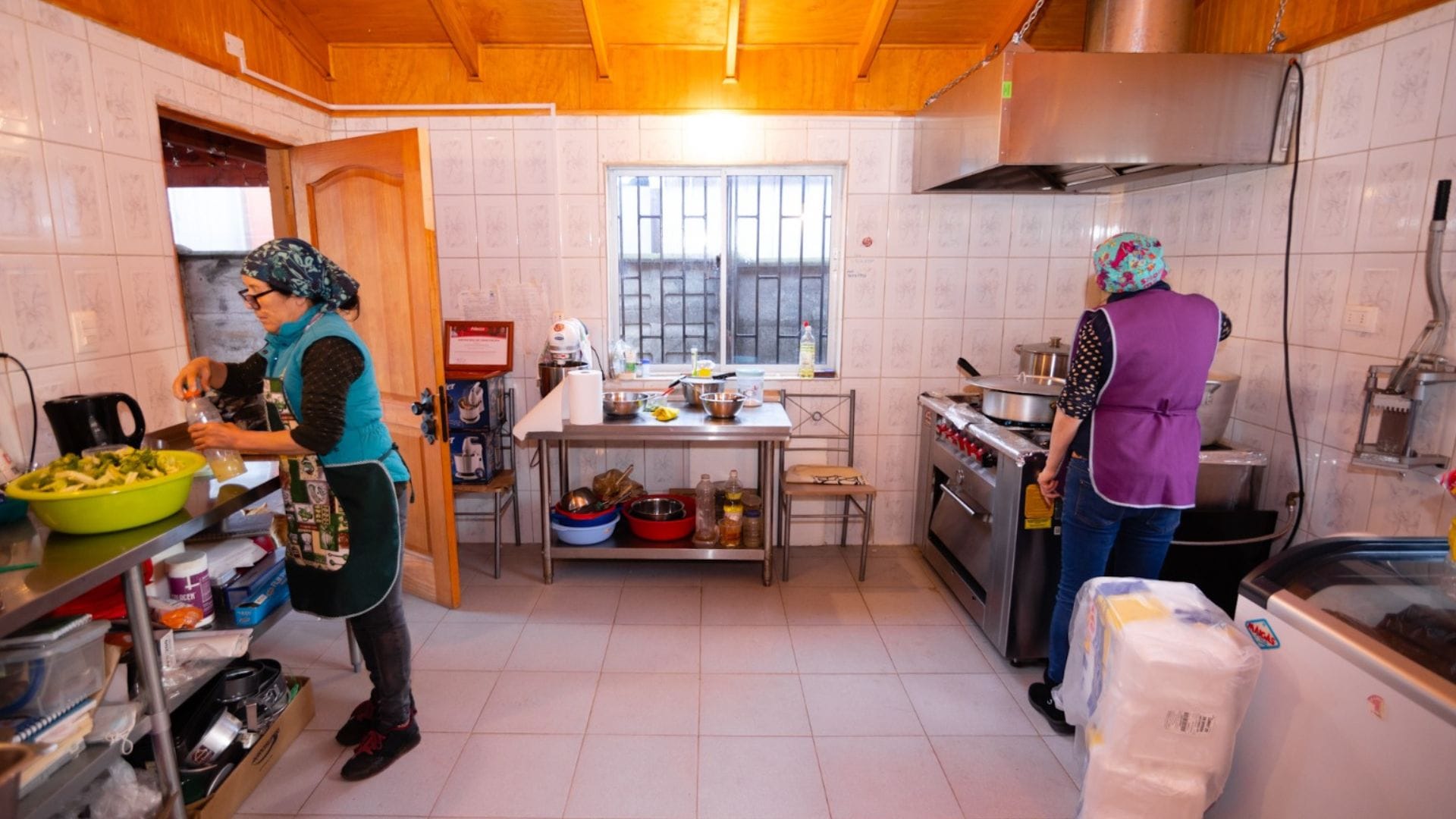 “Ha sido de mucha ayuda”: Hermanas de Quillón potencian emprendimiento con curso alimentos y repostería