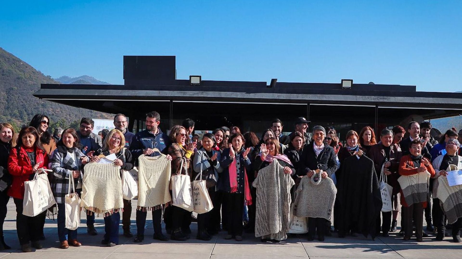 “Tejer no es algo de viejitas”: Más de 60 mujeres darán a conocer colección de ponchos en el retail