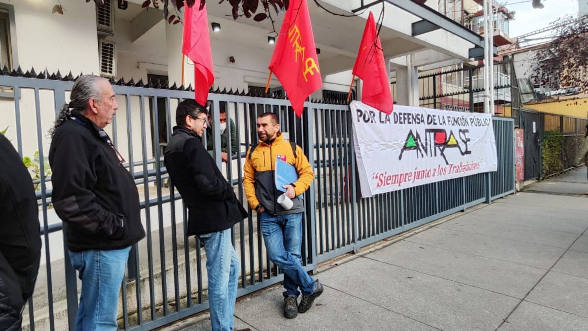 Tras agresiones y consumo de drogas en CRC Coronel: Funcionarios se toman dirección regional del Sename Biobío