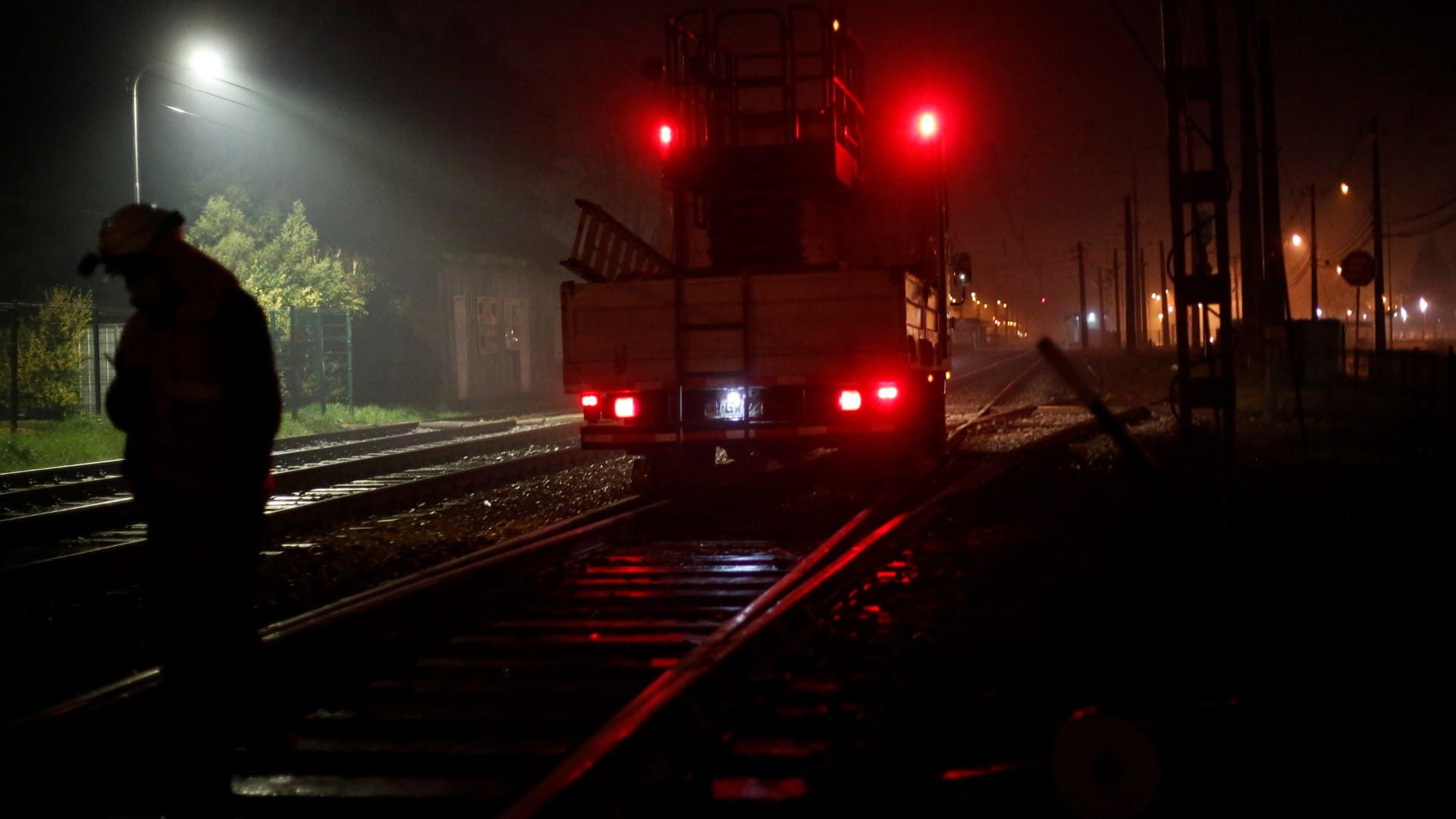 Mujer pierde extremidades inferiores tras atropello de tren de carga en Lota