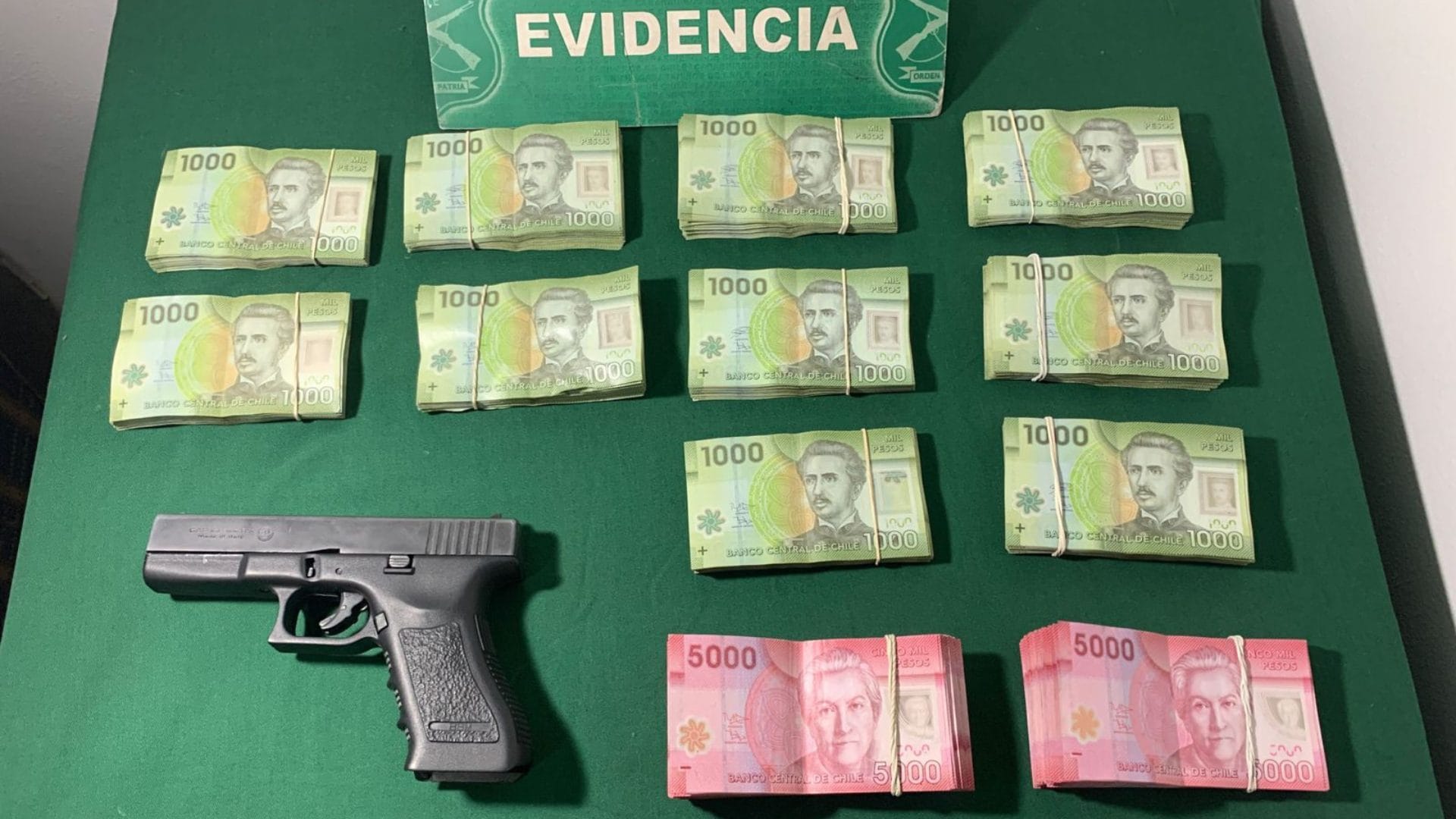 Sujetos asaltaron a adulto mayor a la salida de banco en Las Condes: Sustrajeron $2 millones