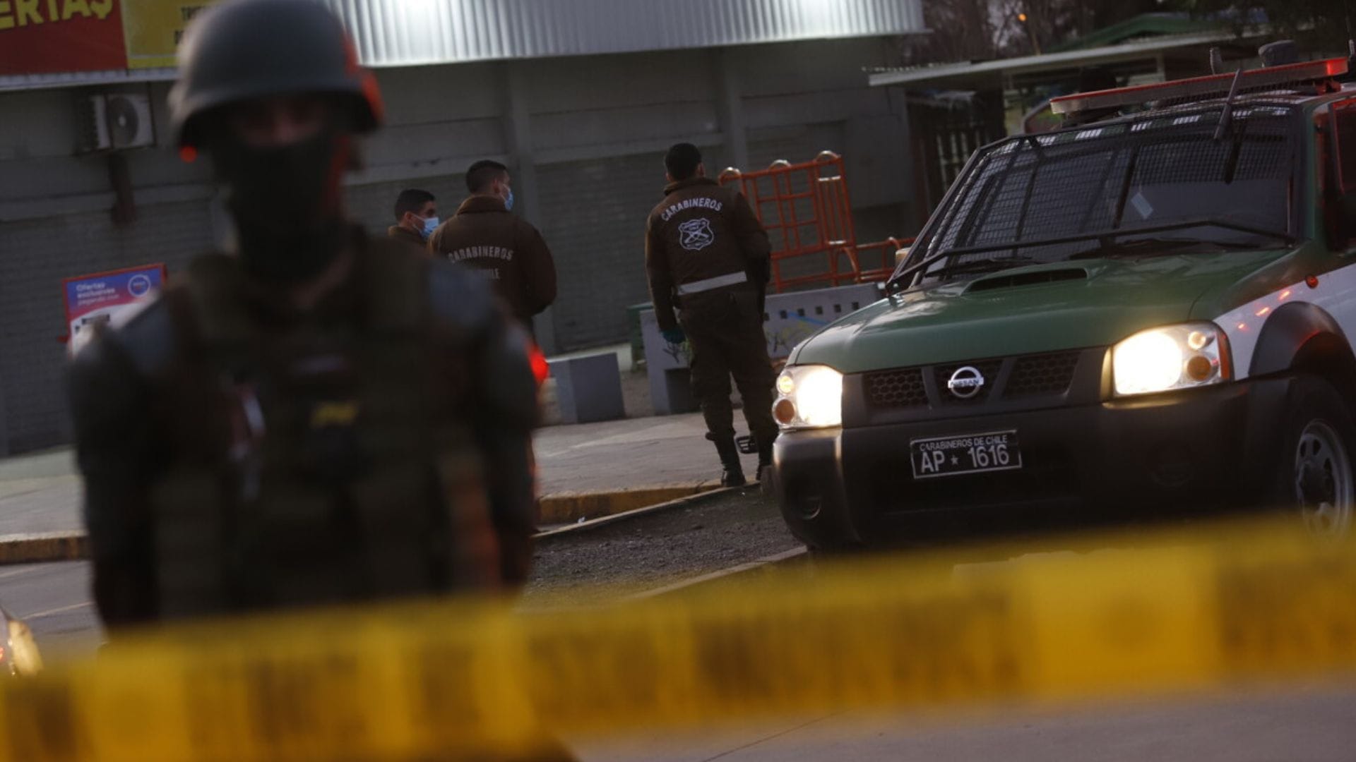 Denunció a su pareja por VIF y sujetos trataron de robarle el auto: Vecino frustró el asalto en Providencia