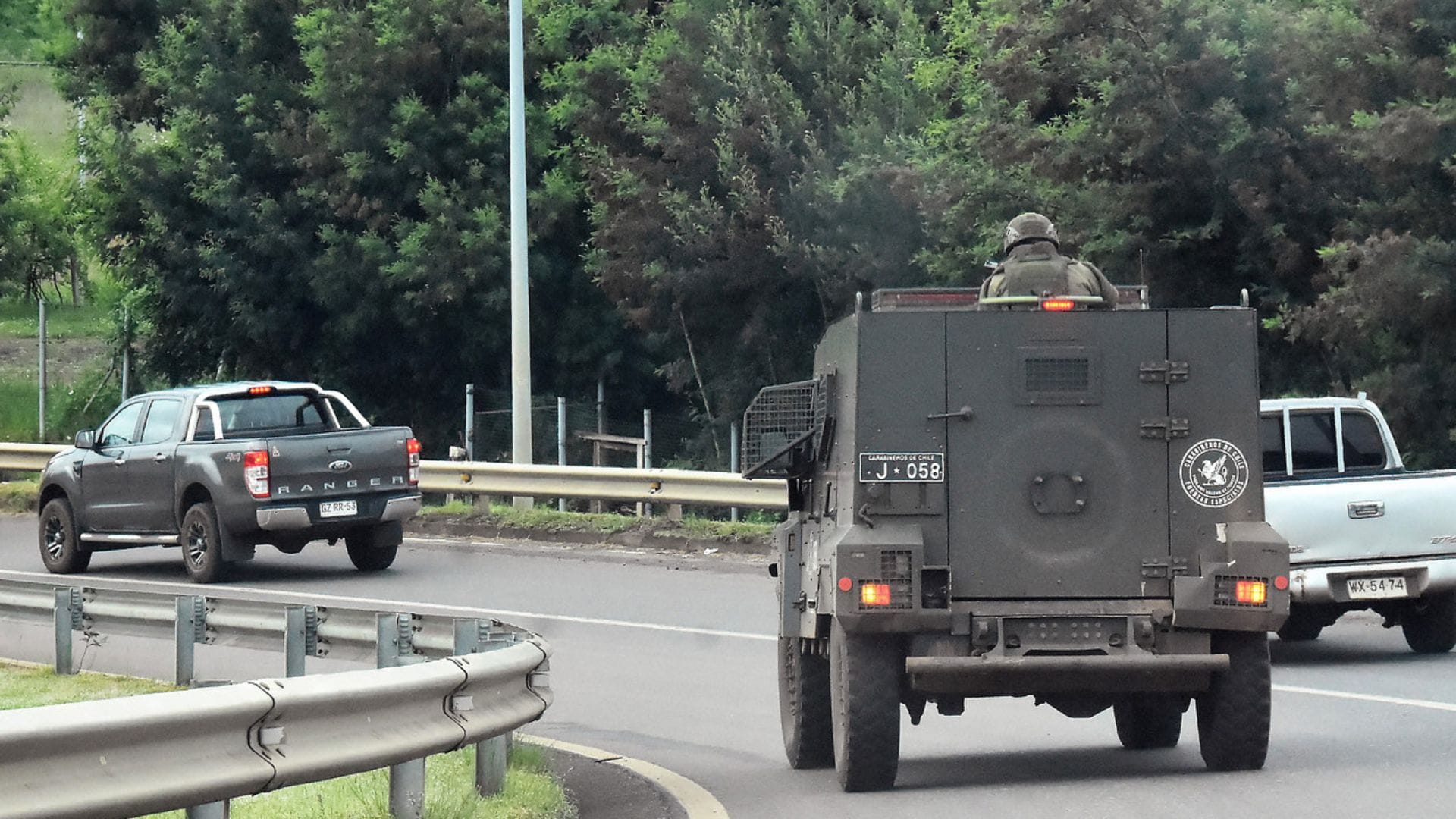 Carabineros sufrió ataque armado en Ercilla: Les bloquearon el camino con árboles y dispararon al vehículo blindado
