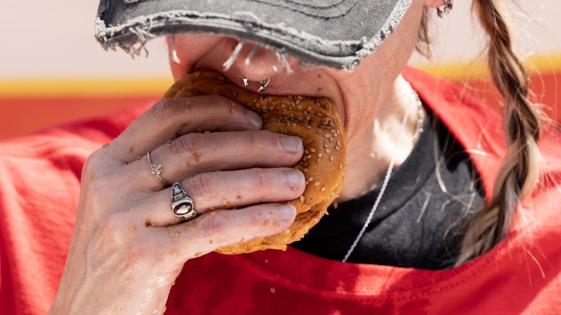 Concursante se come 34 hamburguesas en diez minutos y ganó millonario premio