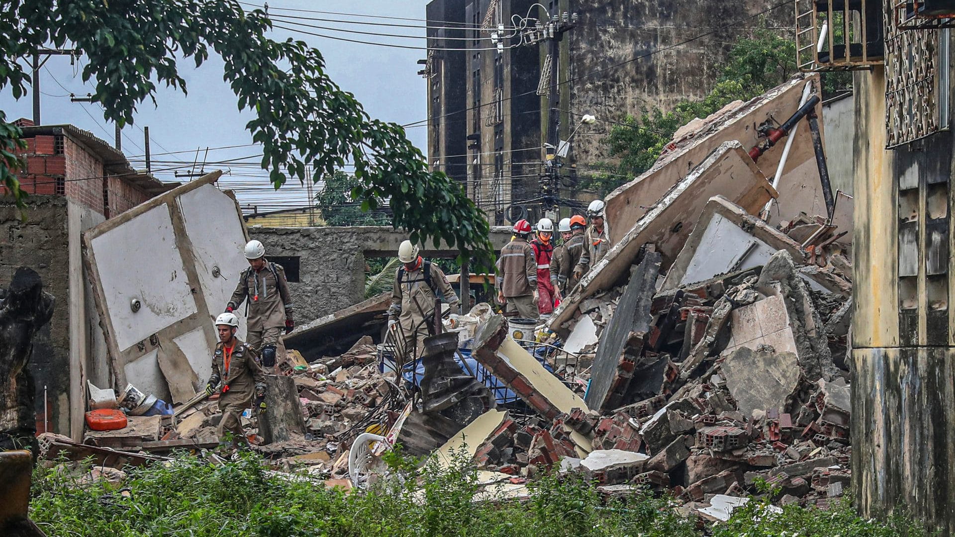 14 desaparecidos tras desplome de edificio residencial en Brasil