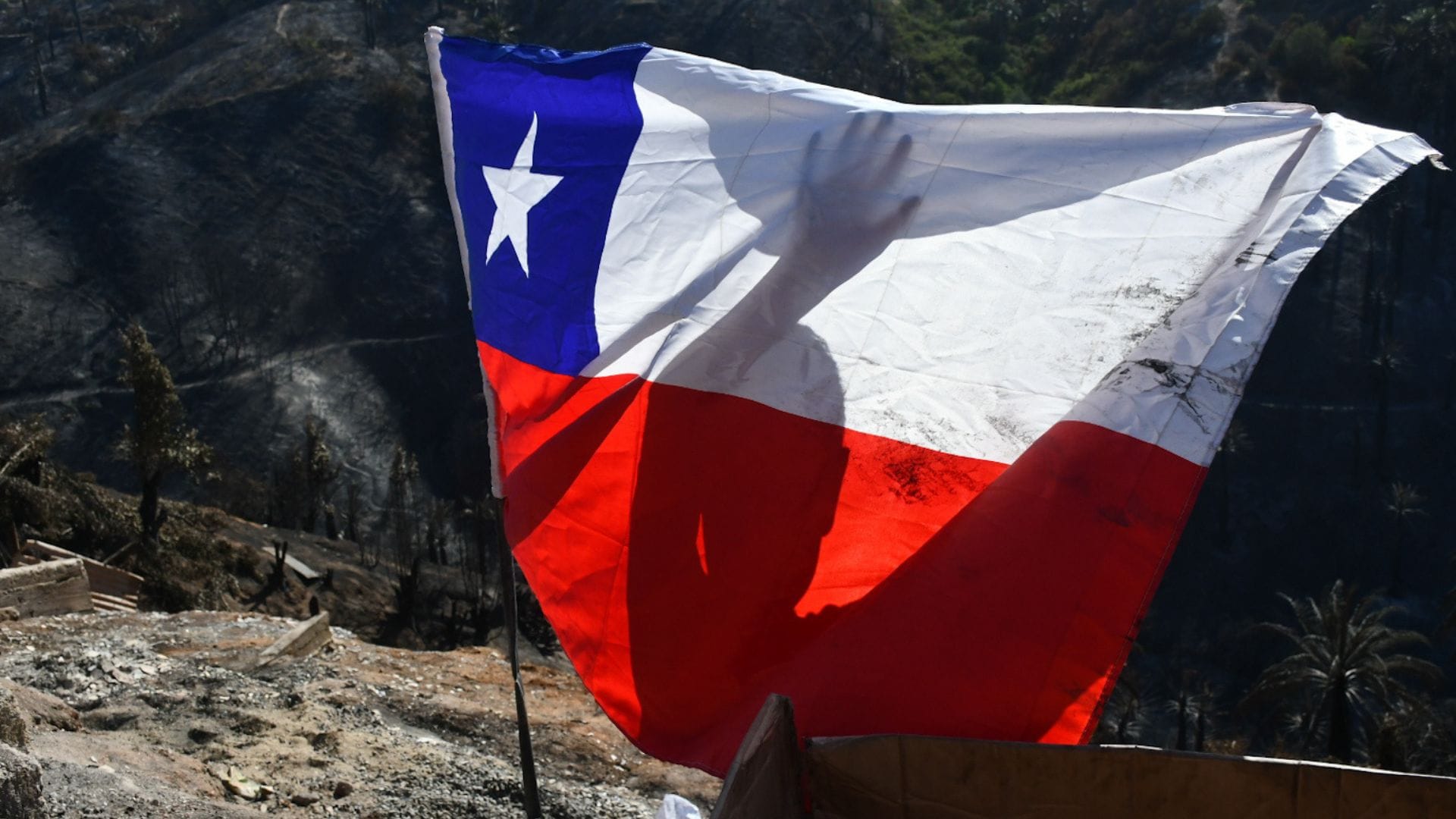Diputados UDI acusan al Gobierno de querer “reescribir” el significado de los colores de la bandera chilena
