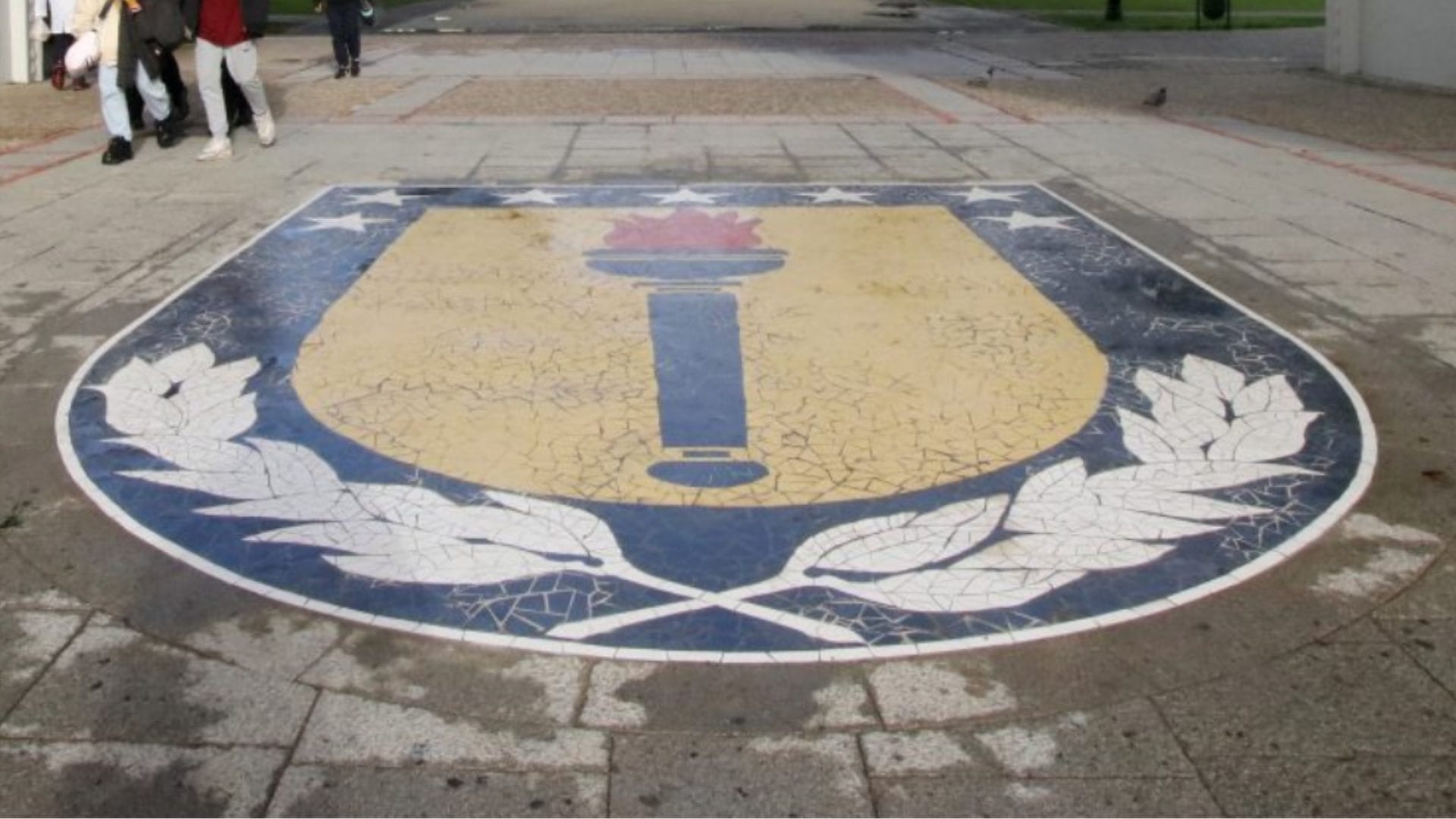 ¡El escudo de la UdeC ya está restaurado!: Llaman a mantener su cuidado