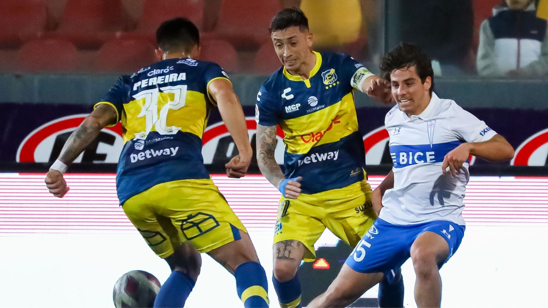 Universidad Católica sigue sin convencer y cae ante Everton en el final del partido
