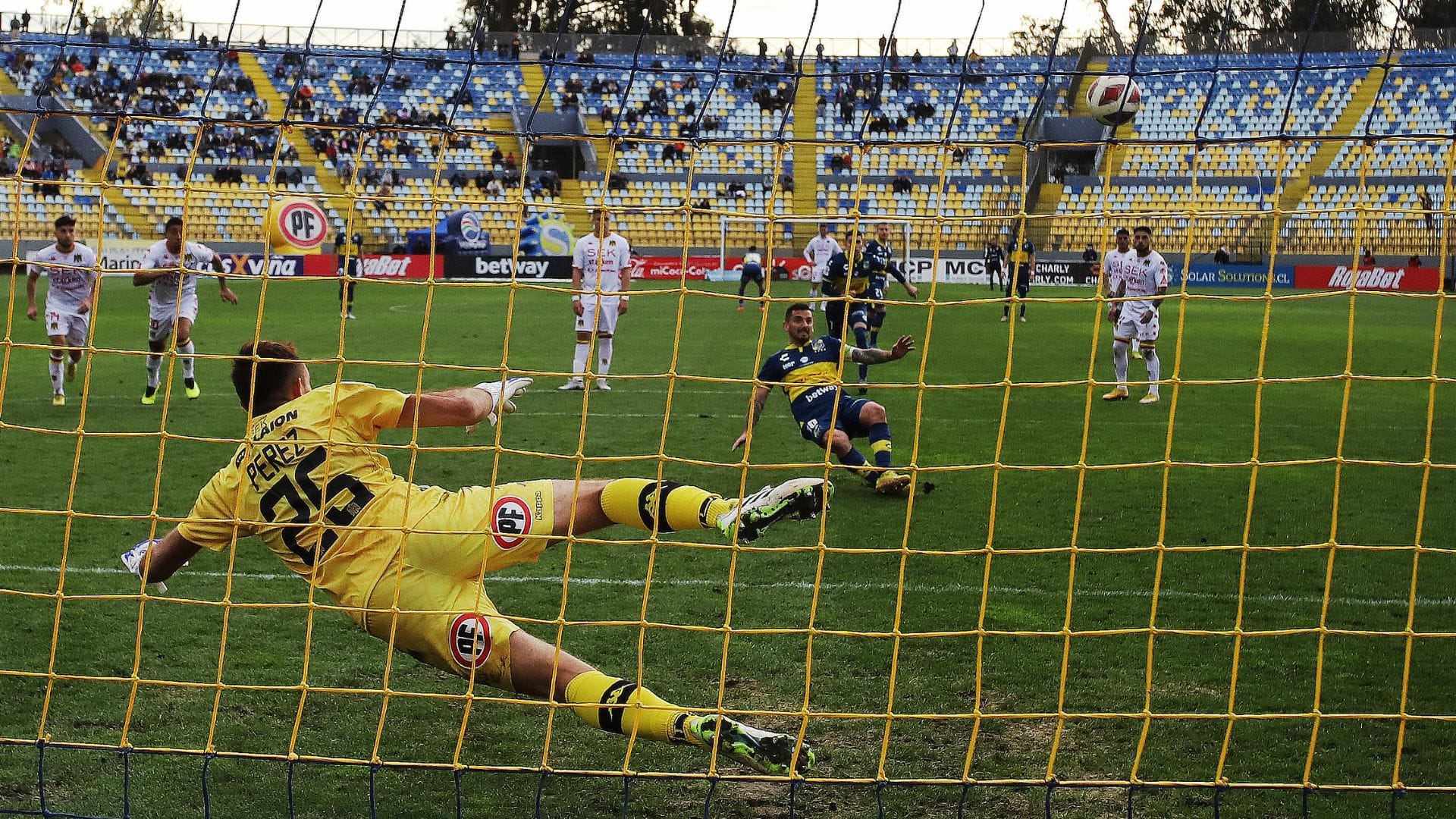Con una gran polémica arbitral: Everton venció a Unión Española por la mínima