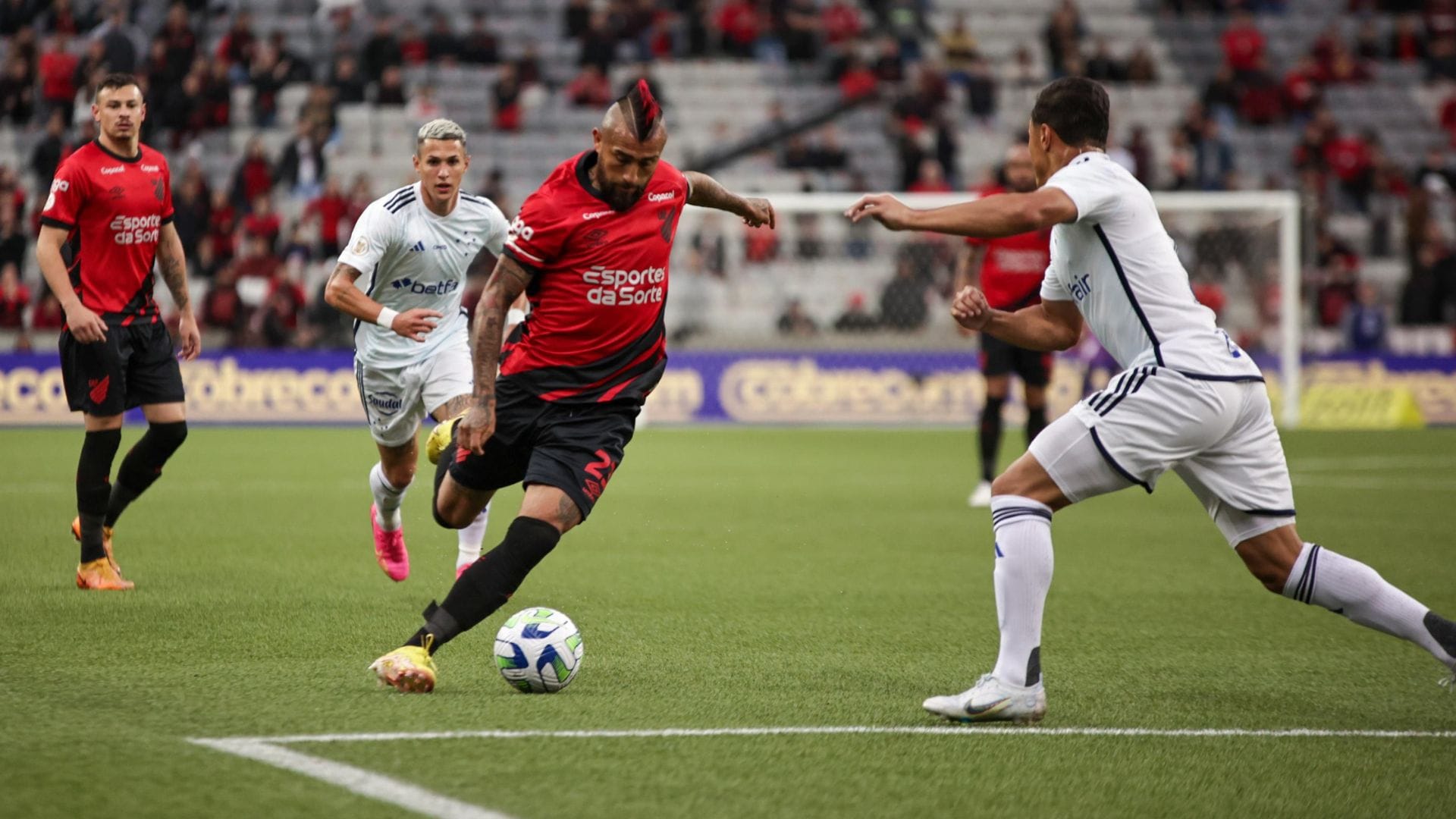 Athletico Paranense empató con un mal partido de Vidal que salió reemplazado en el entretiempo