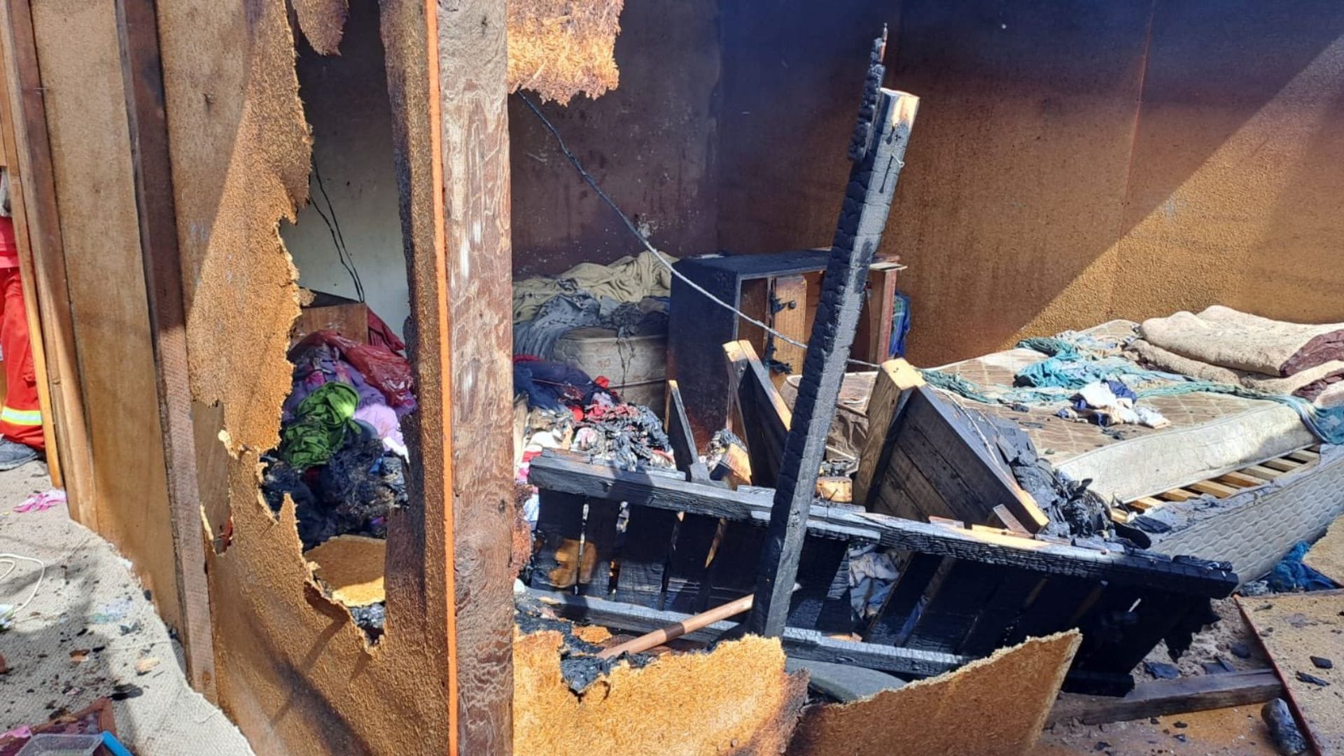 Tragedia: Tres niños de entre 3 y 6 años fallecieron tras un fatal incendio que consumió su casa en una toma en Alto Hospicio
