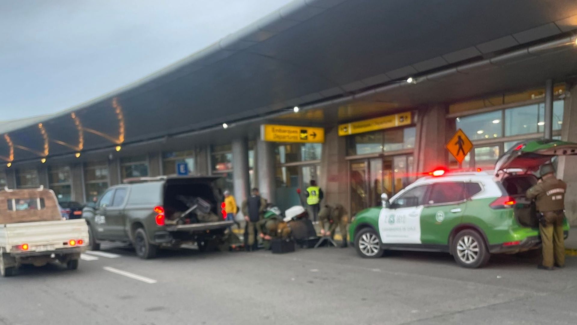 Evacúan Aeropuerto Carriel Sur tras alerta por presencia de bulto sospechoso