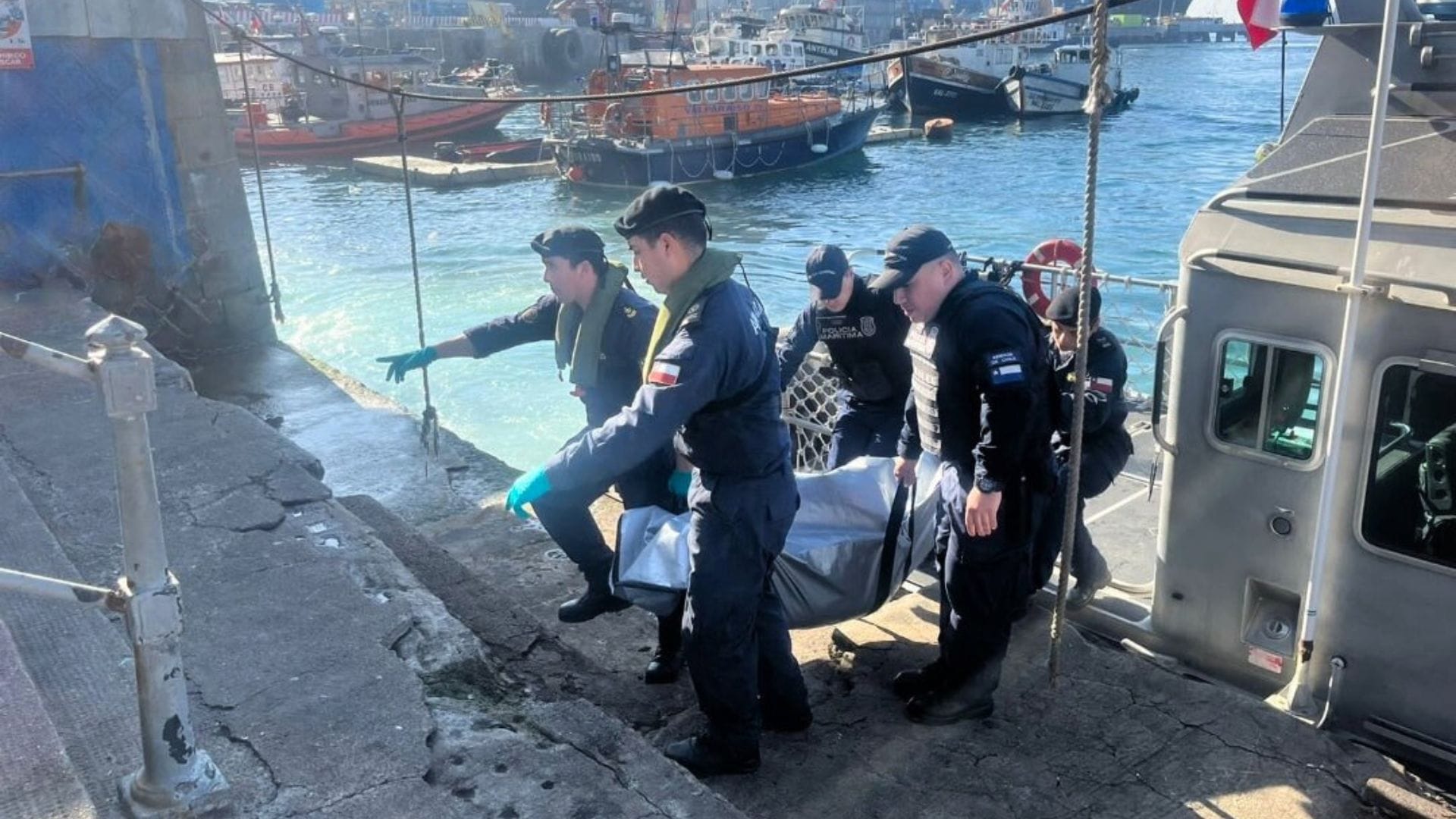 Fue avistado cerca de unos roqueríos: Encuentran cadáver de adulto mayor flotando en el mar frente a la costa de Valparaíso