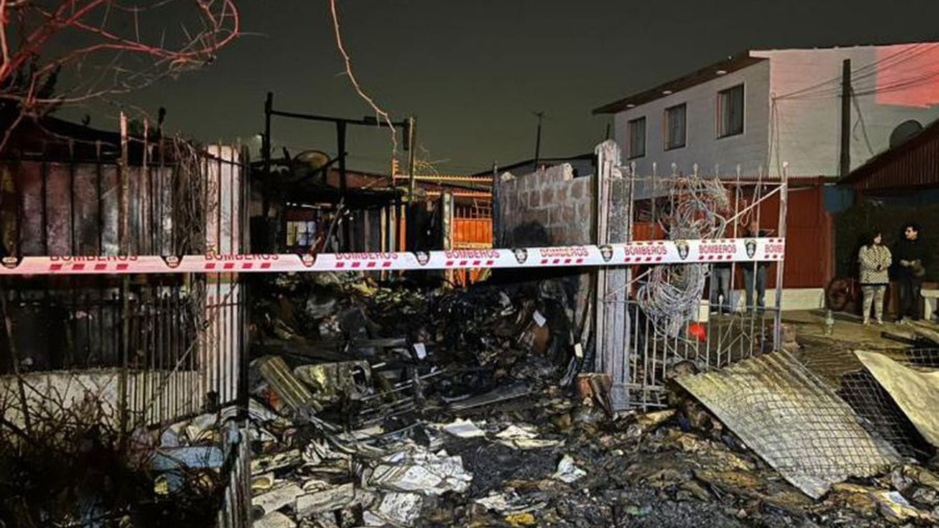 Recopilaba papeles y cartones: Adulto mayor falleció por feroz incendio que destruyó su vivienda en San Ramón