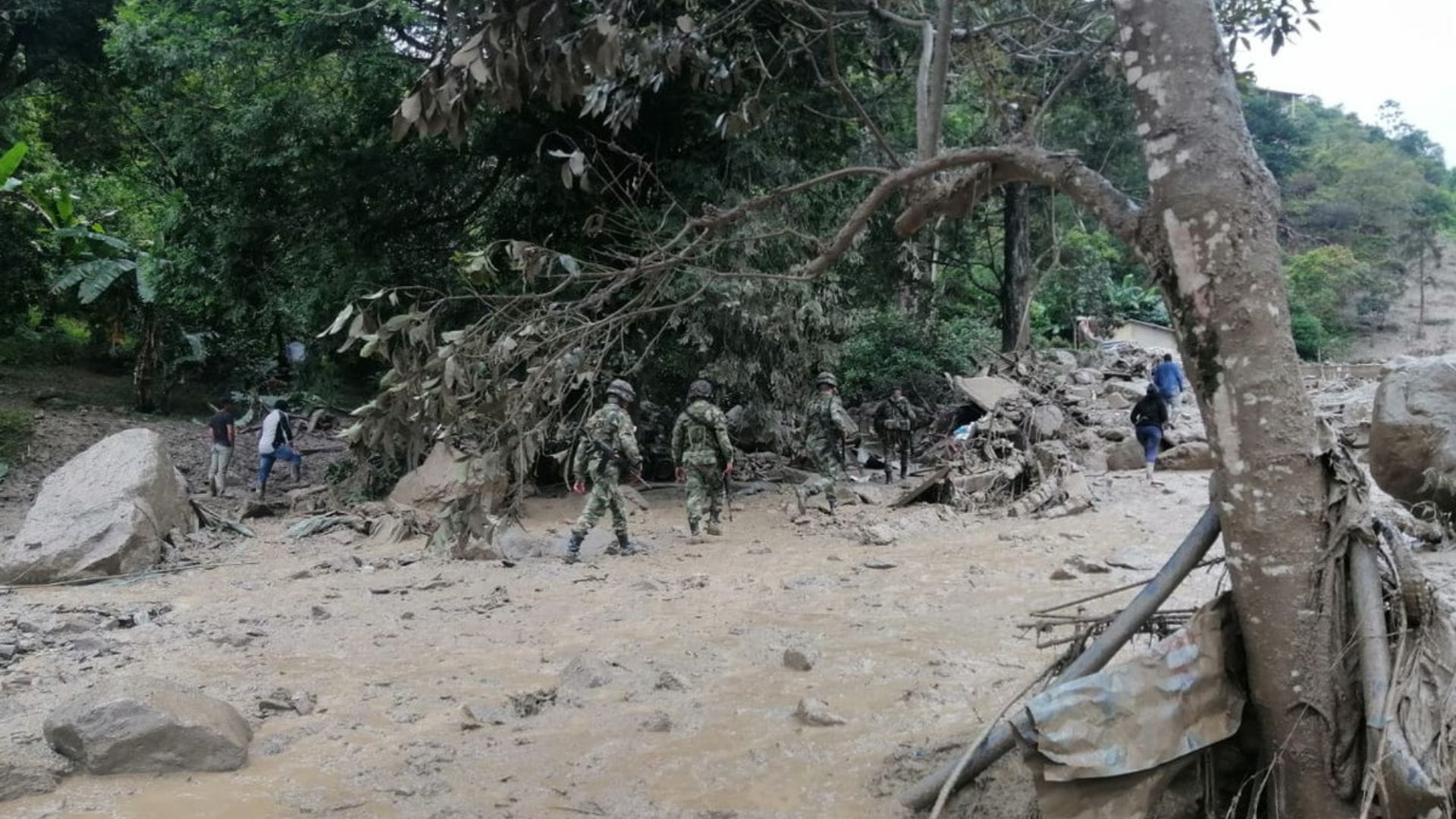 Tragedia: Al menos 14 muertos, seis heridos y decenas de desaparecidos tras aluvión provocado por fuertes lluvias en Colombia