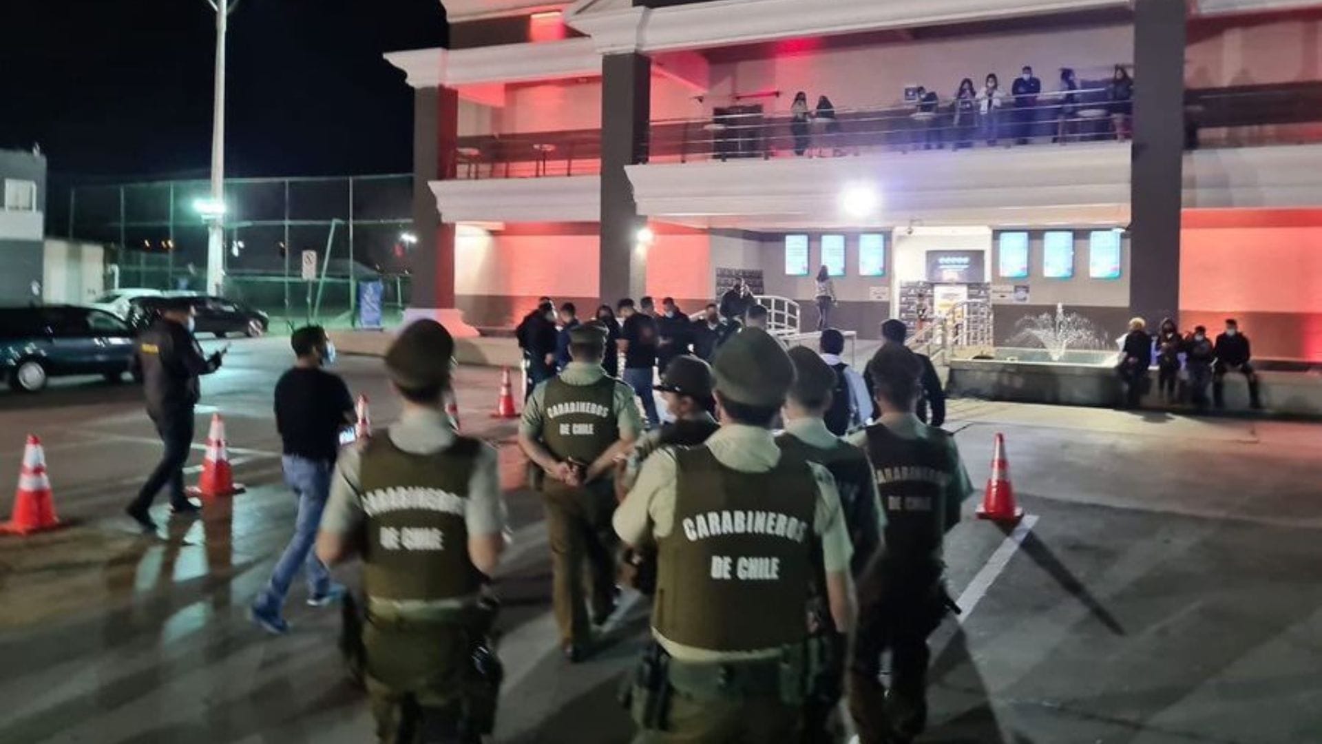 Madre en riesgo vital tras ir a buscar a su hija: Tiroteo en estacionamiento de centro de eventos deja tres heridos en Maipú