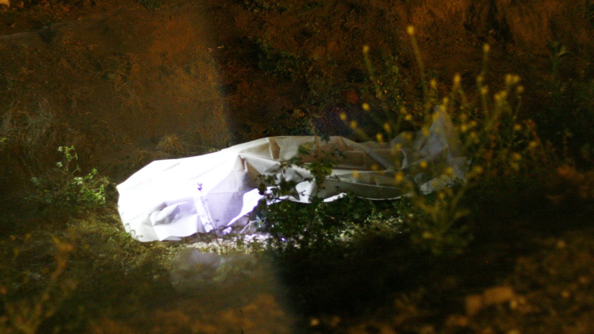 Macabro hallazgo: Transeúnte encuentra envuelto en una frazada el cadáver en descomposición de una mujer en Puente Alto