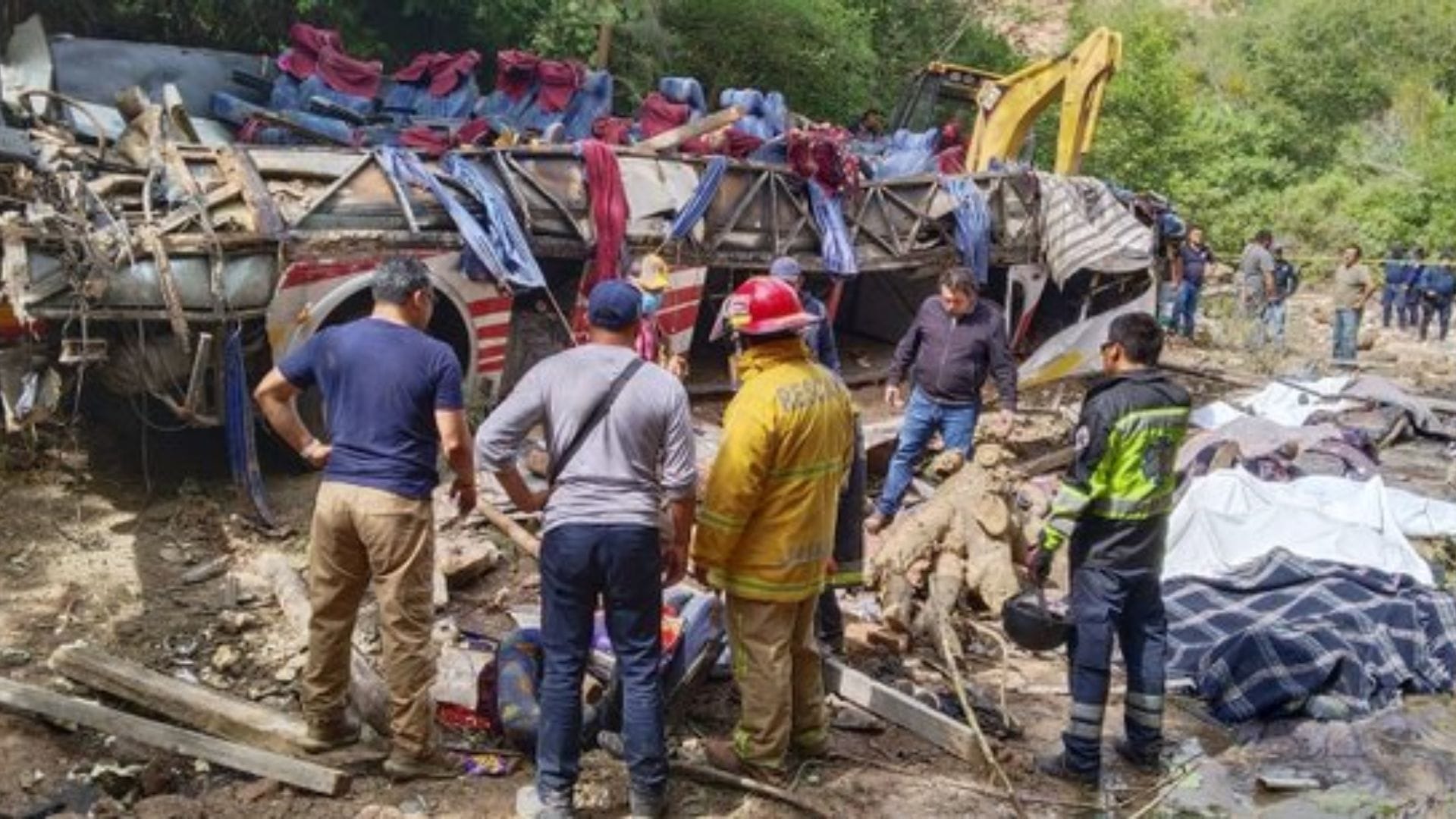 Cayó a un profundo barranco: Al menos 26 fallecidos y más de 20 heridos deja el volcamiento de un bus en México