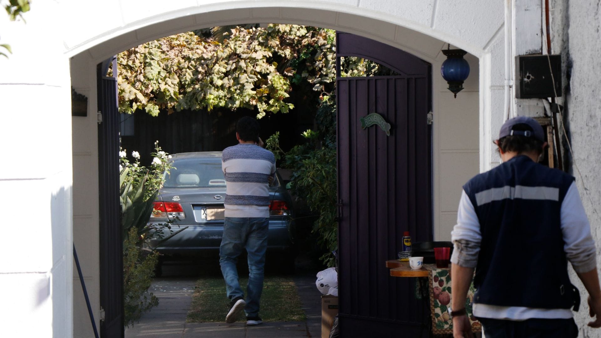 Entraron por una ventana y huyeron con un millonario botín: Adultos mayores sufren violento asalto en su casa en La Reina