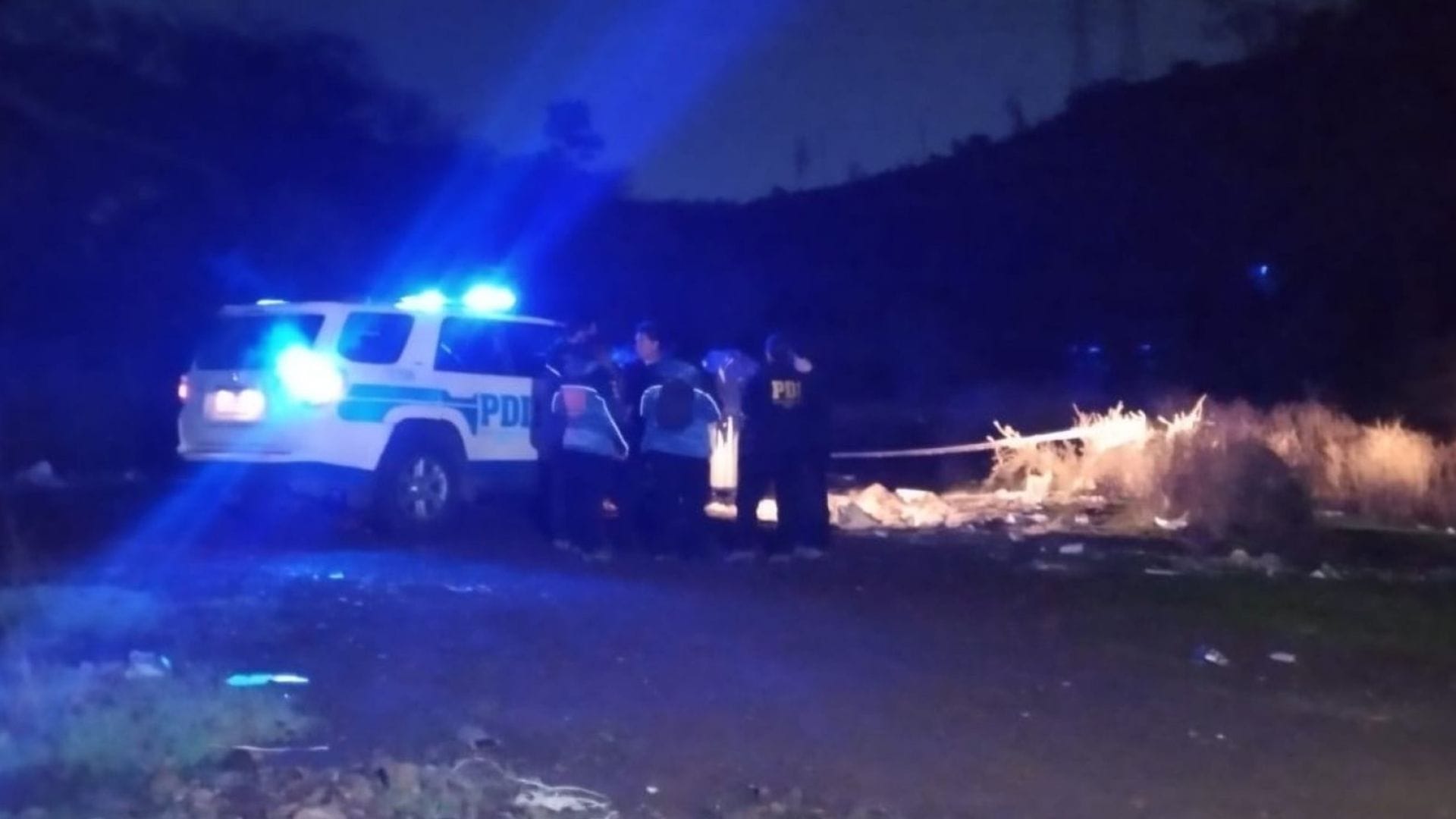 Presenta un disparo en la cabeza: Encuentran cadáver de hombre totalmente calcinado en la ladera de un cerro en Renca