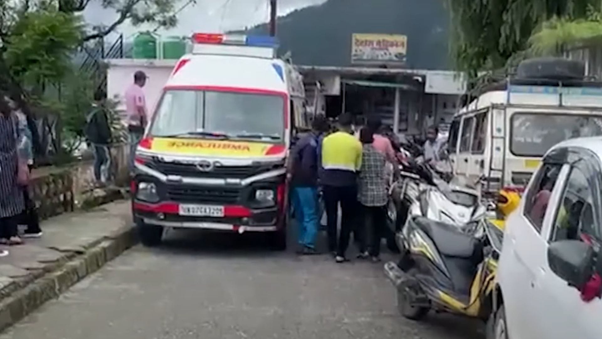 Transformador explotó: 15 personas murieron tras electrocutarse mientras cruzaban puente en la India