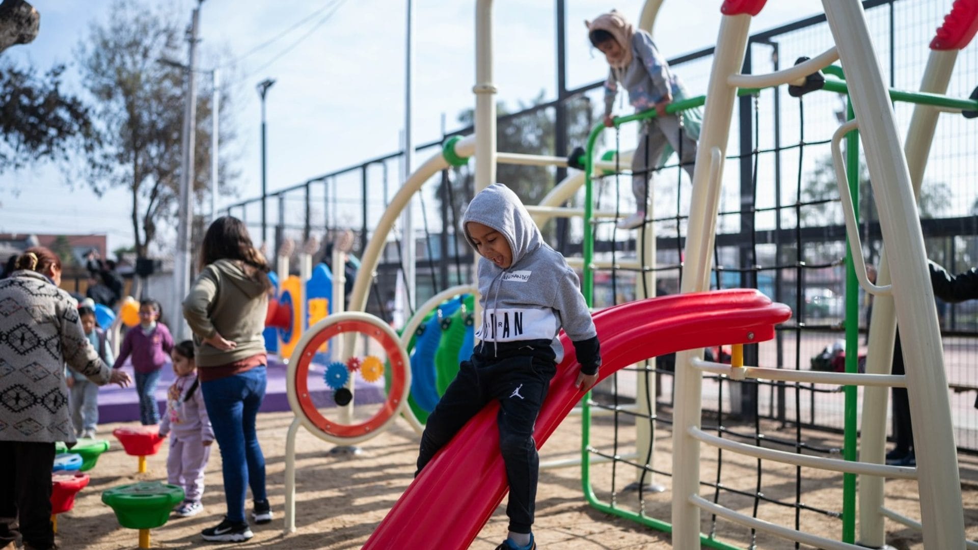 Inauguran juegos para niños en sitio donde estaba mausoleo narco en Lo Espejo