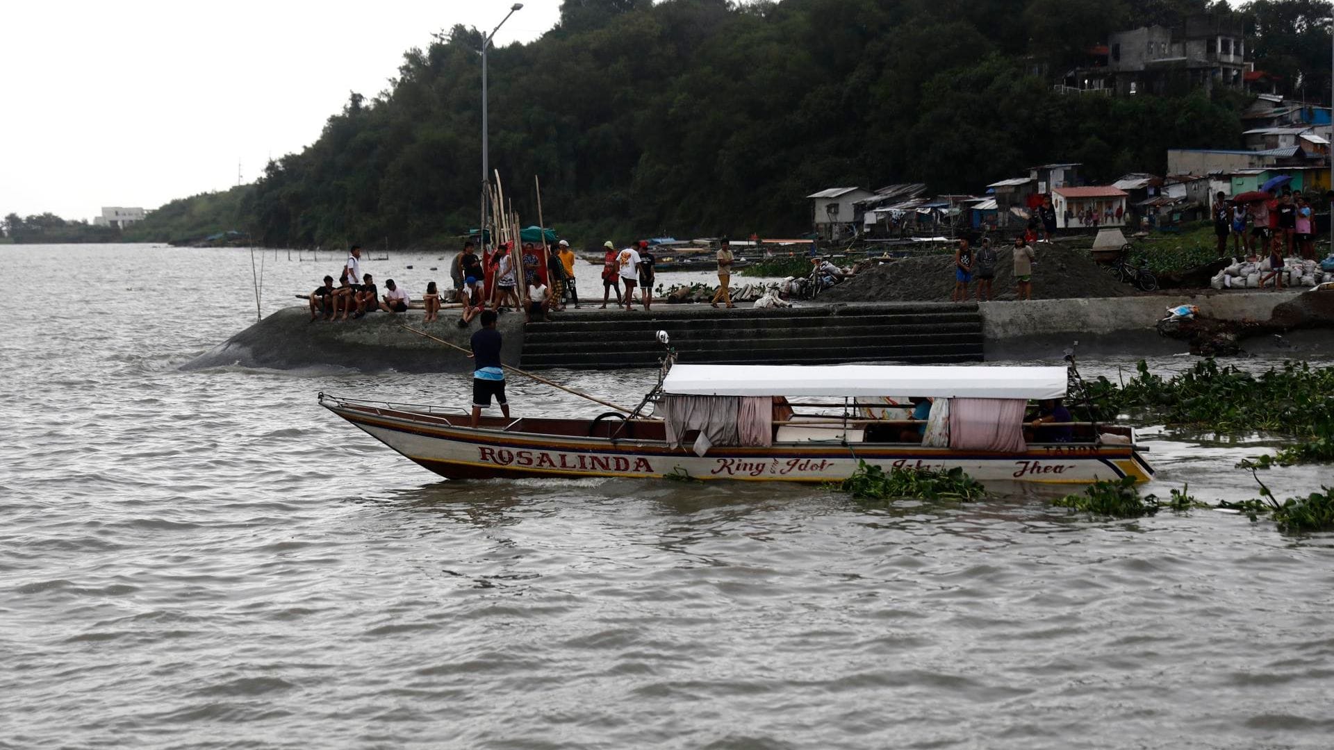 Barco volcó en lago tras fuertes vientos: Hay 23 muertos y 6 desaparecidos en Filipinas