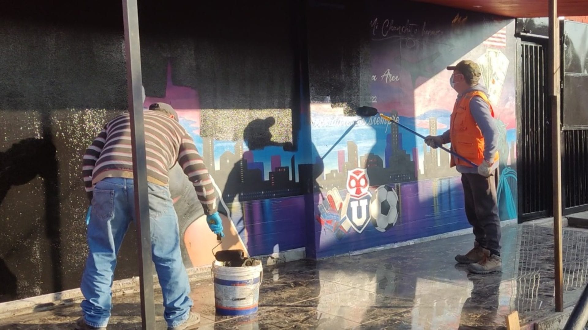 Agredieron a personal con piedras: Demolición de mausoleo narco terminó con una persona detenida en Lo Prado
