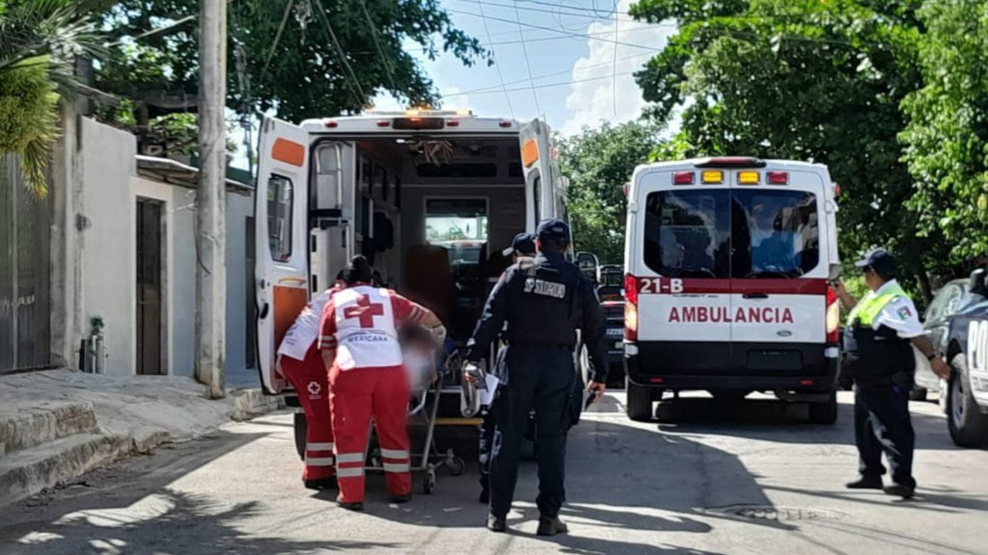 Estaban de vacaciones en México: Turista chilena apuñaló a su compañera de viaje y se lanzó desde un tercer piso