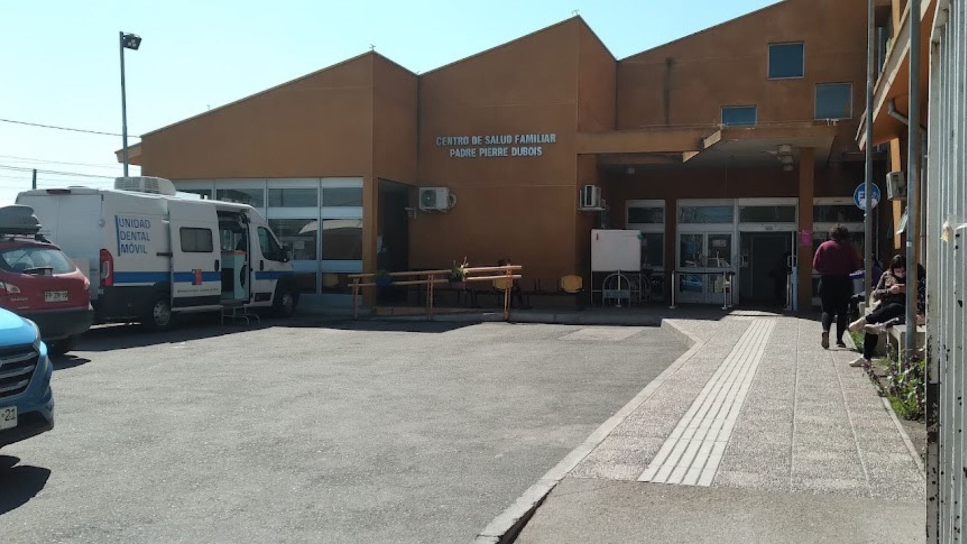 Fue abordada por dos sujetos cuando llegó al recinto: Funcionaria de Cesfam sufrió violento portonazo en Pedro Aguirre Cerda