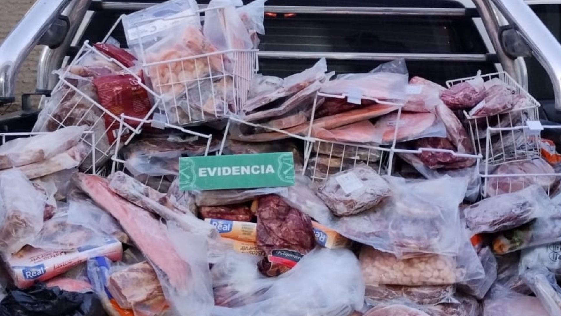 Detienen a tres personas por el robo de 100 kilos de carne en Peñalolén