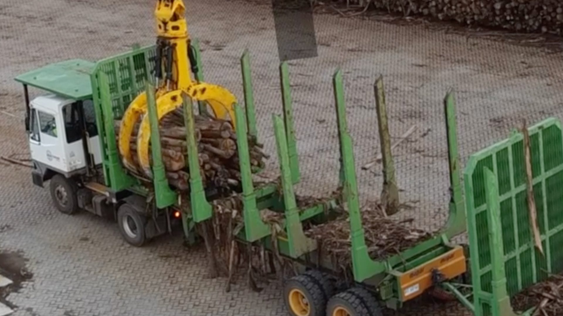 Primer tren de rollizos llega a MAPA en Arauco: Equivale al arribo de 40 camiones a la vez