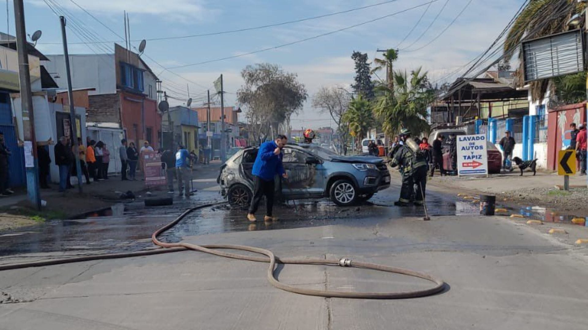 Violento asalto a Caja de Compensación en Cerro Navia: Se enfrentaron con Carabineros y quemaron vehículos