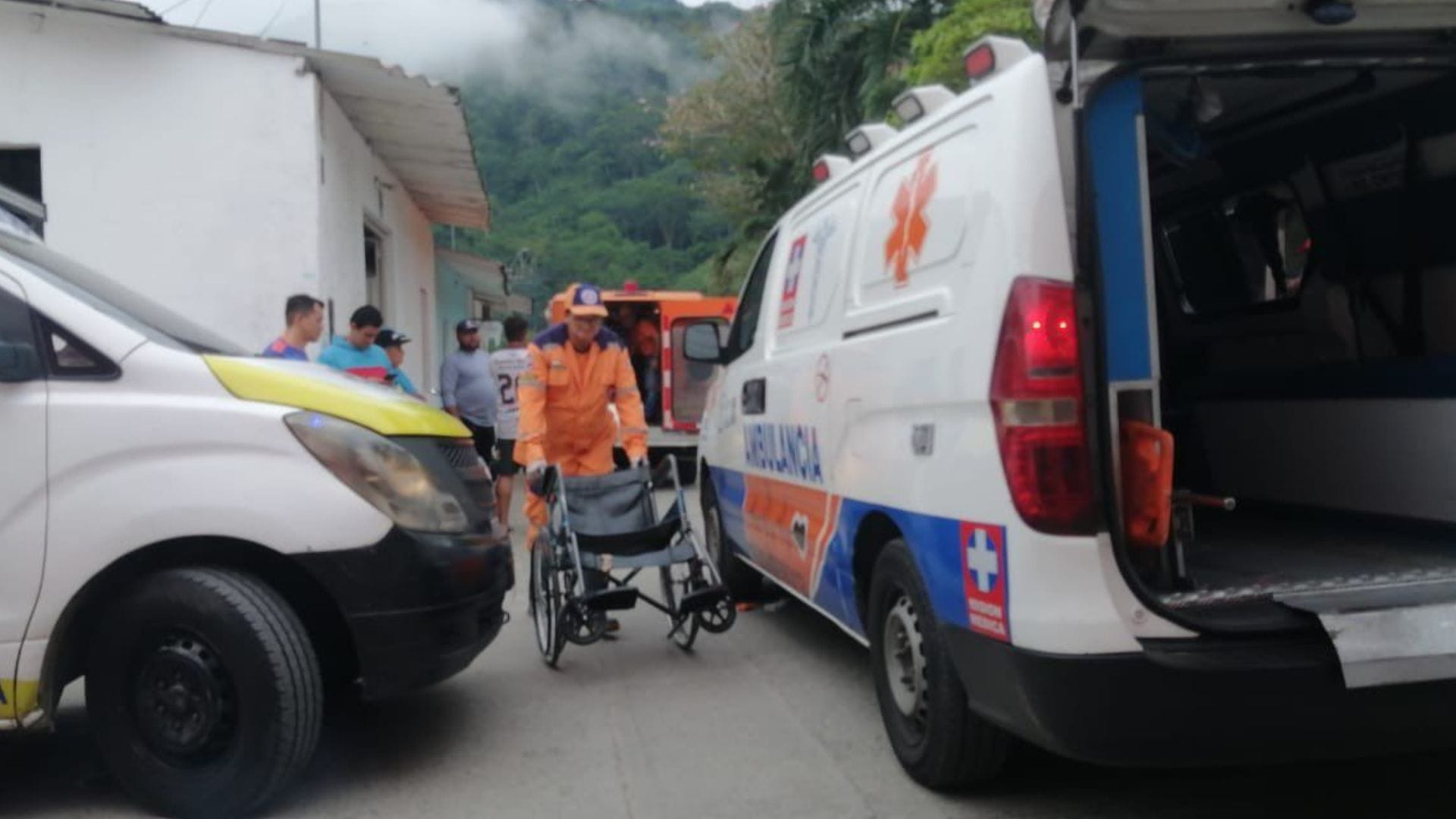 Bus con pasajeros cayó por precipicio dejando nueve fallecidos y múltiples heridos en Colombia