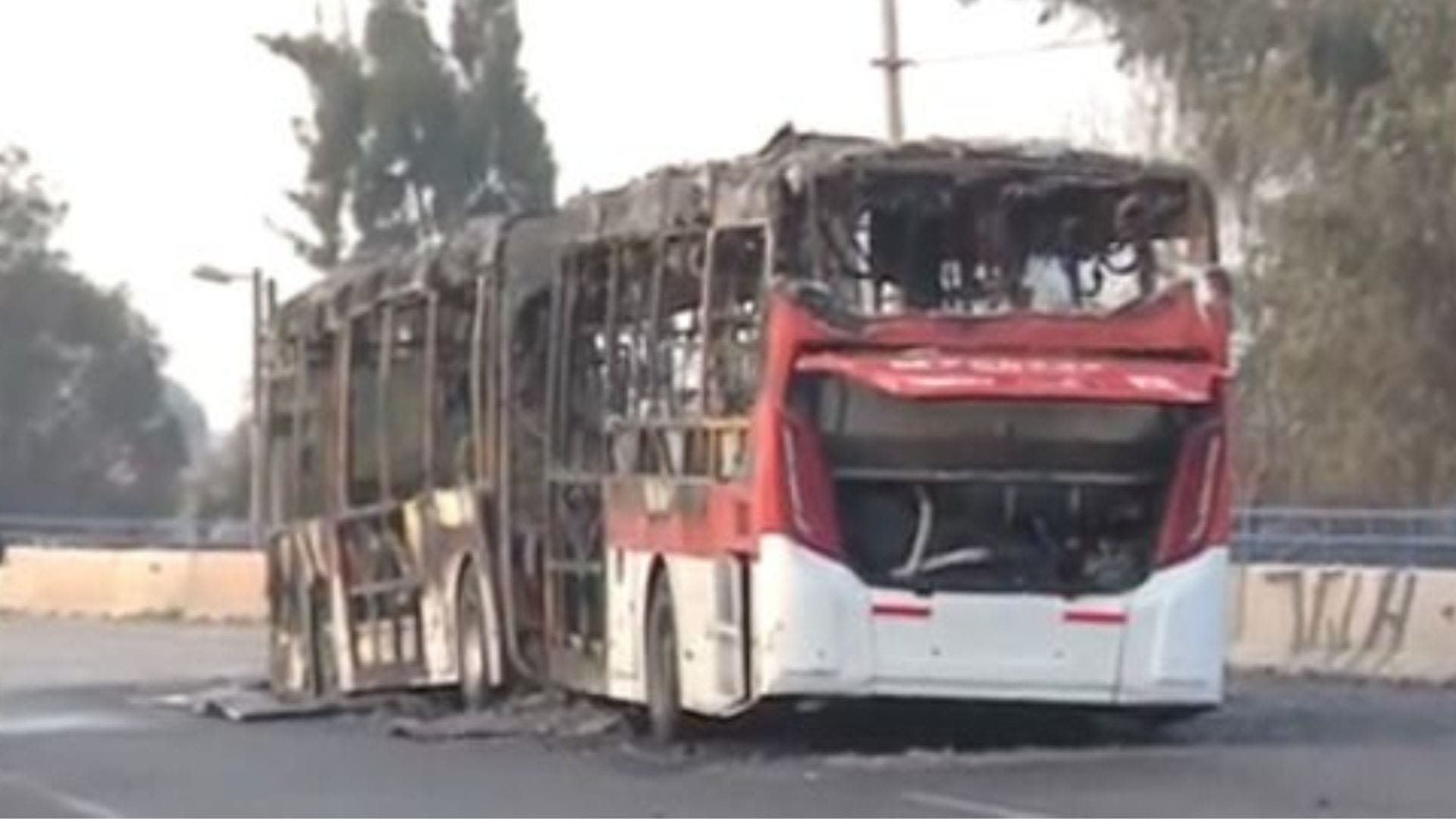 Sujetos interceptaron bus del transporte público y lo quemaron en Cerrillos: Amenazaron a chofer y pasajeros