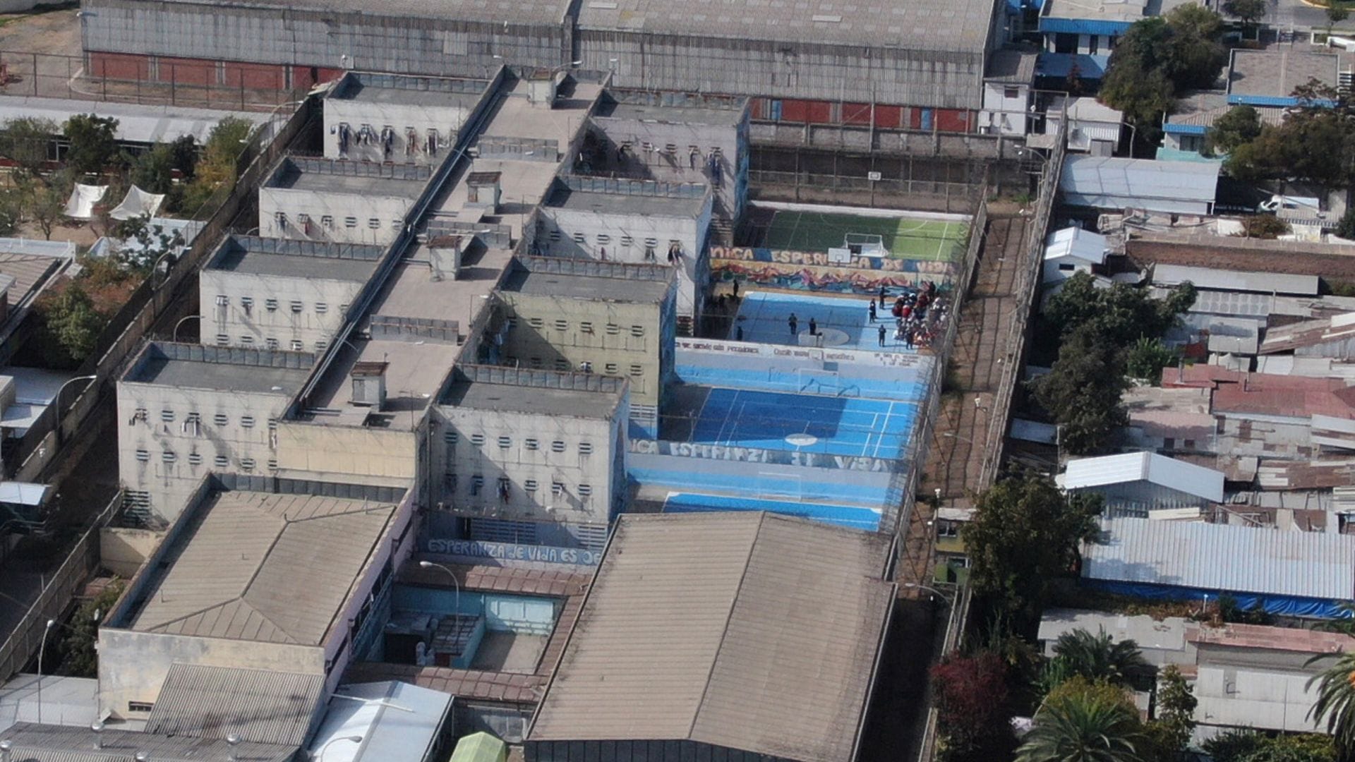 Escaló muro perimetral hacia viviendas colindantes: Reo se fugó desde cárcel de Puente Alto