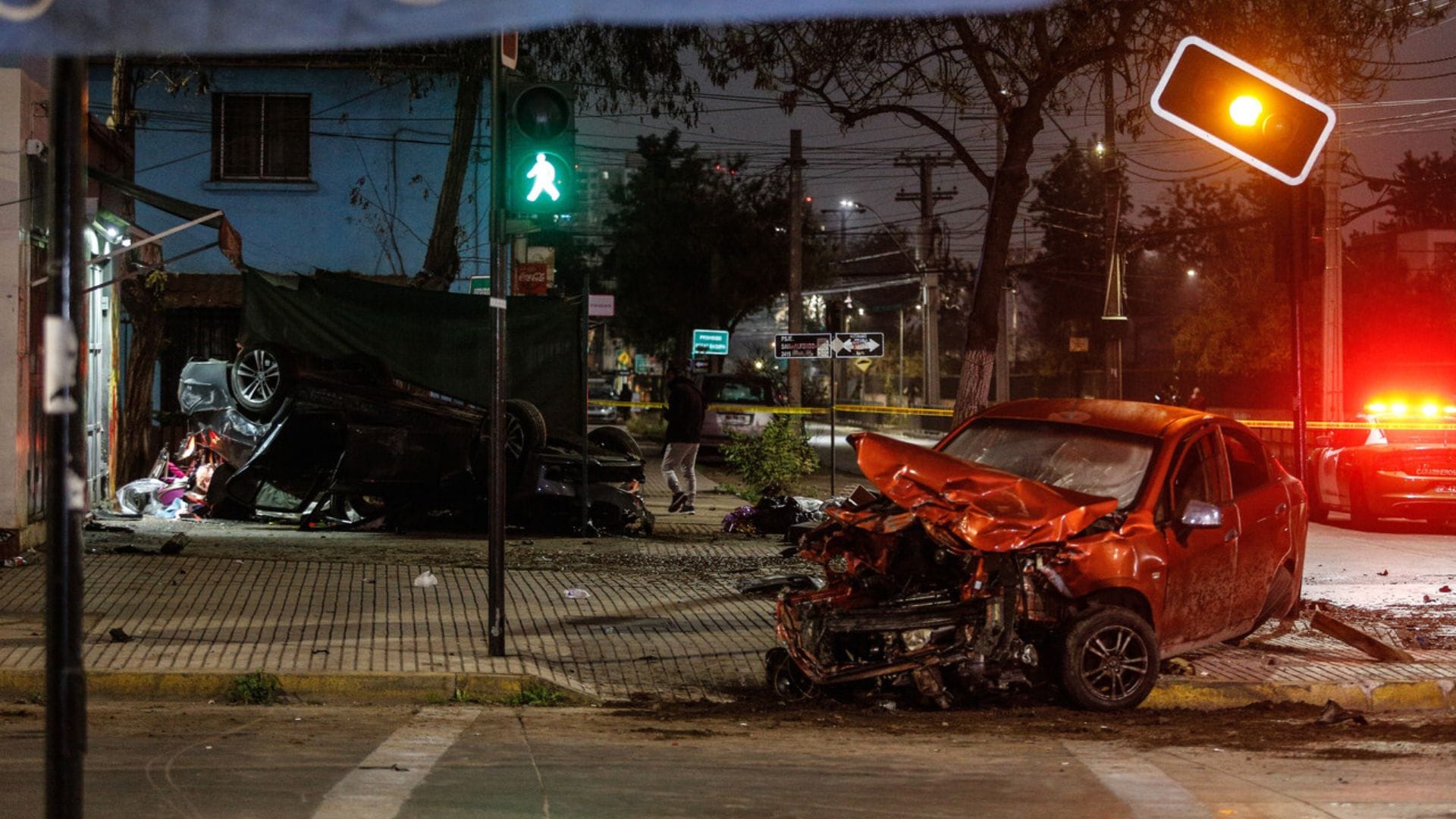 Auto no habría respetado semáforo en rojo: Chocó contra otro vehículo dejando una persona en riesgo vital en San Joaquín