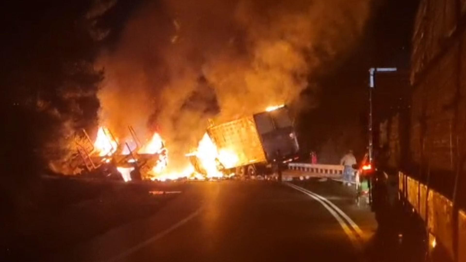 Choque entre dos camiones terminó en incendio en San Javier: Un conductor falleció tras el impacto