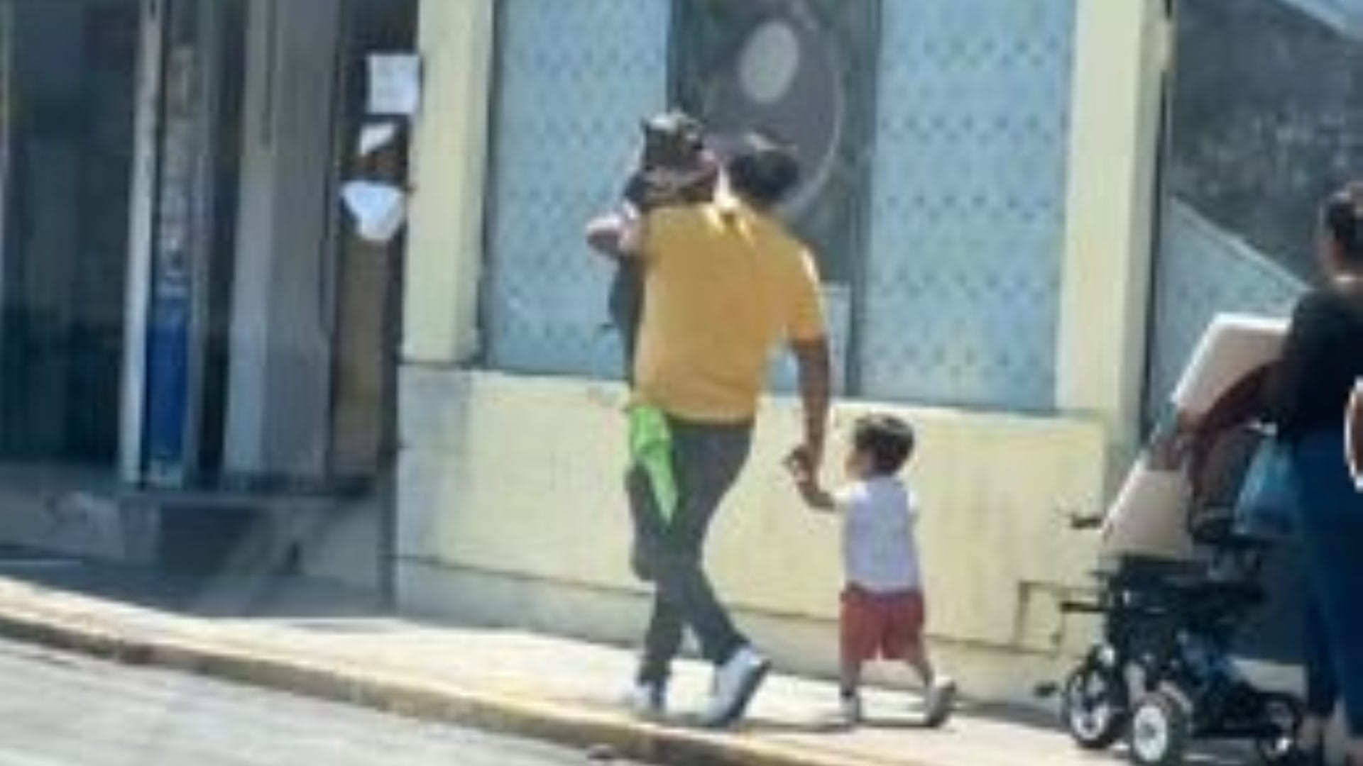 Debate viral por papá que priorizaría a su perro en lugar de hijo: Prefirió llevar al can en brazos