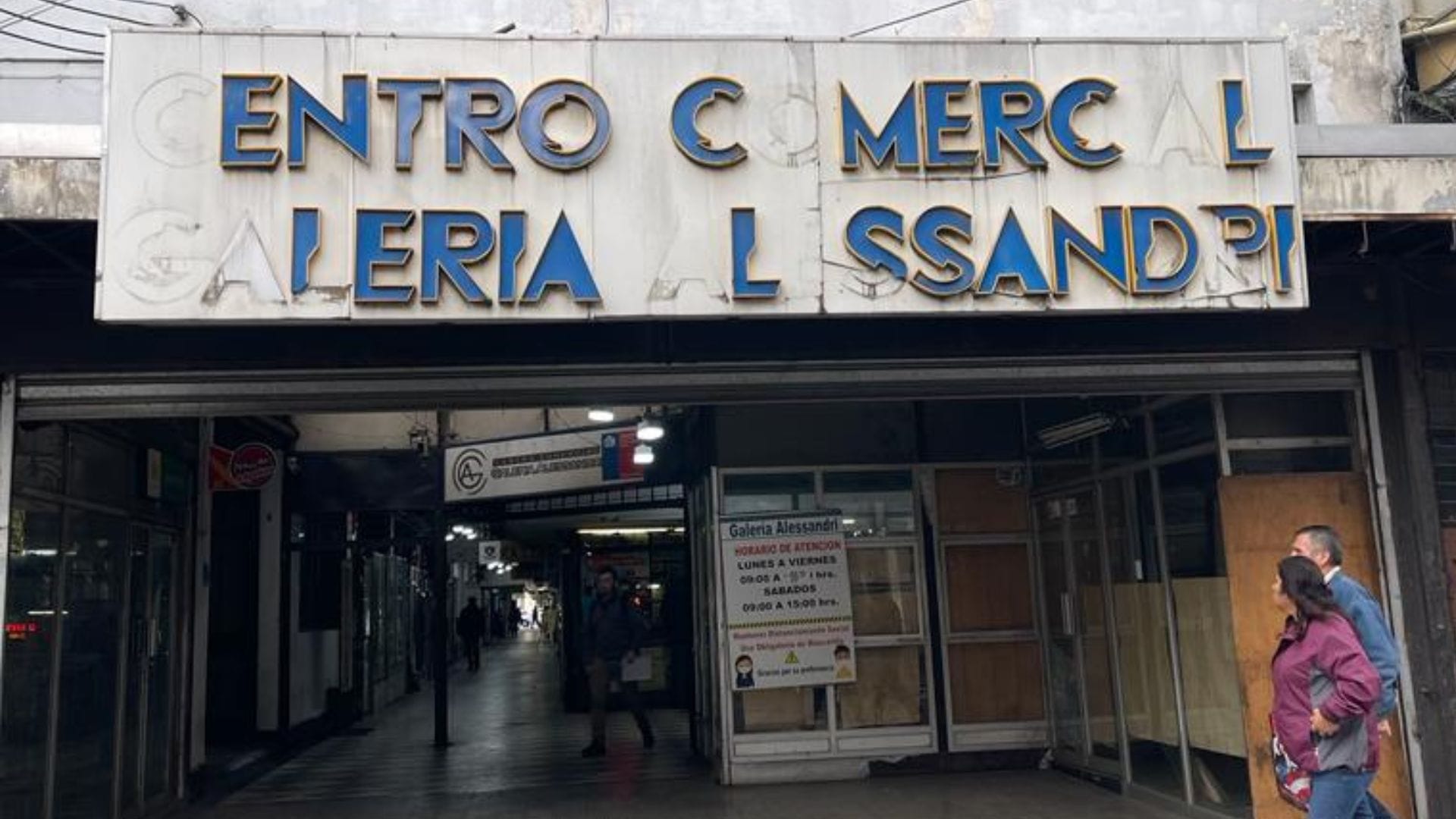 Presidente locatarios Galería Alessandri de Concepción afirma que estructura tiene una grieta gigante