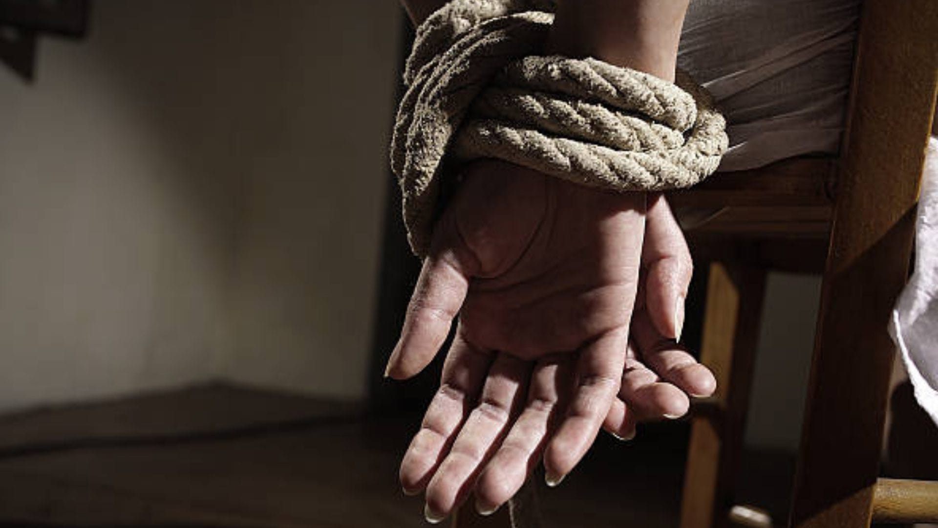 Mujer escapó luego de que su captor dejara la puerta abierta en Rusia: Estuvo secuestrada por 14 años