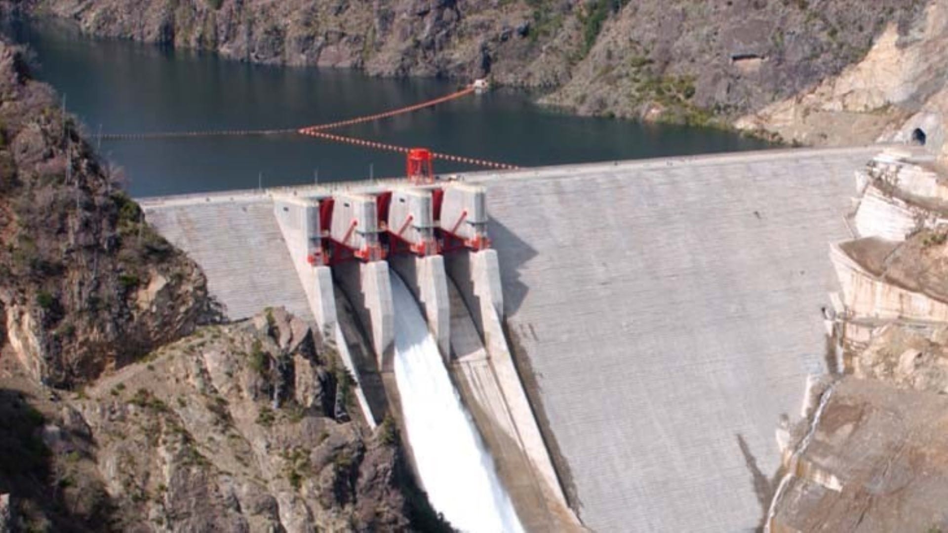 Frente a pronóstico de intensas lluvias: Activan vertimiento preventivo de embalse en Alto Biobío