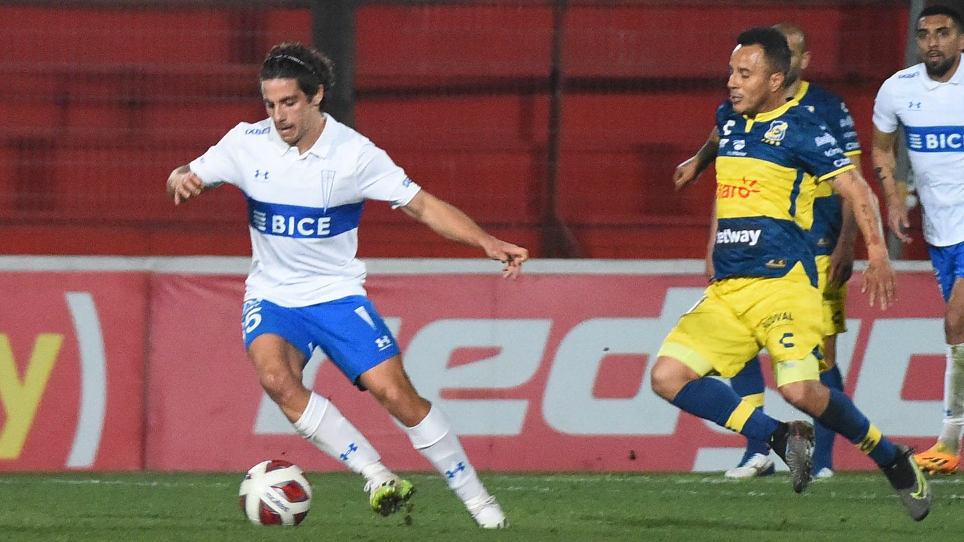 Universidad Católica define su suerte en penales y habrá clásico en la final zonal de Copa Chile
