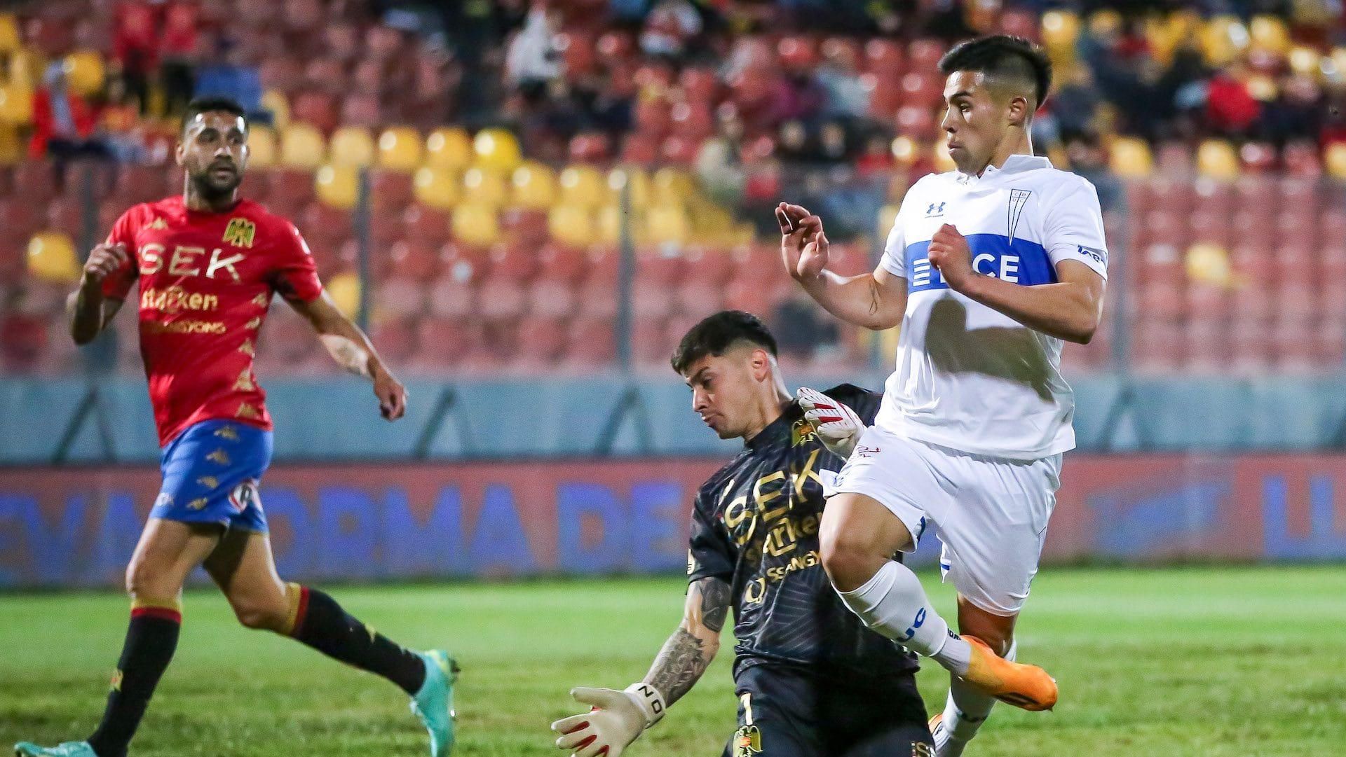 Unión Española y Universidad Católica empatan en un polémico partido en Santa Laura