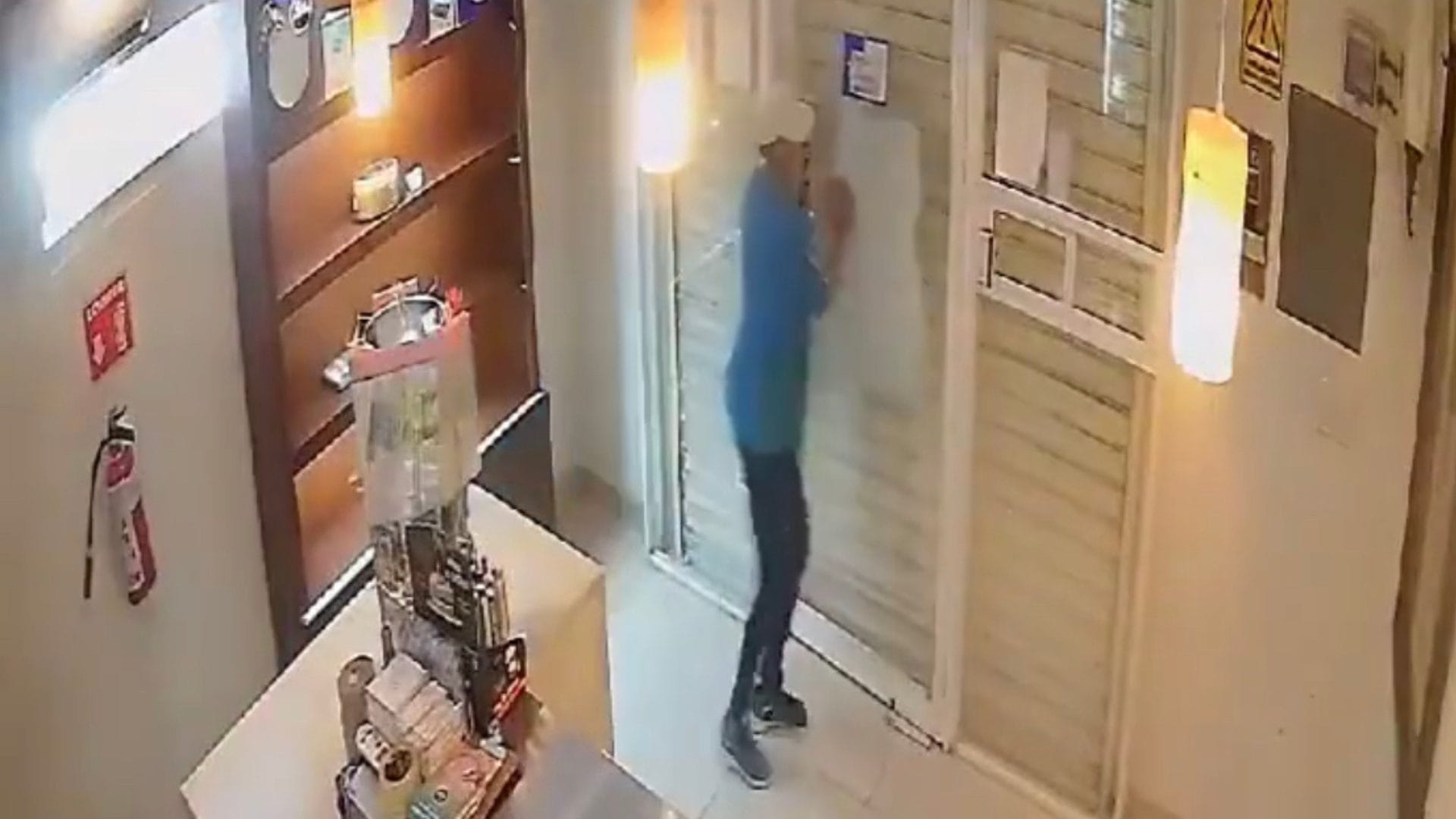 “¡Mamita ayúdame!”: Sujeto trató de asaltar pastelería y trabajadora lo dejó encerrado